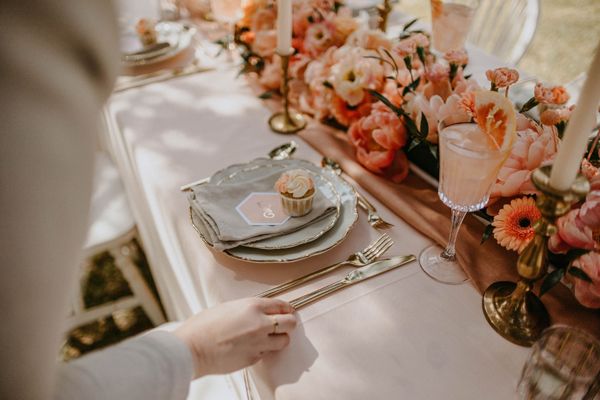 Frau deckt einen dekorativen Tisch Hochzeitsdekoration