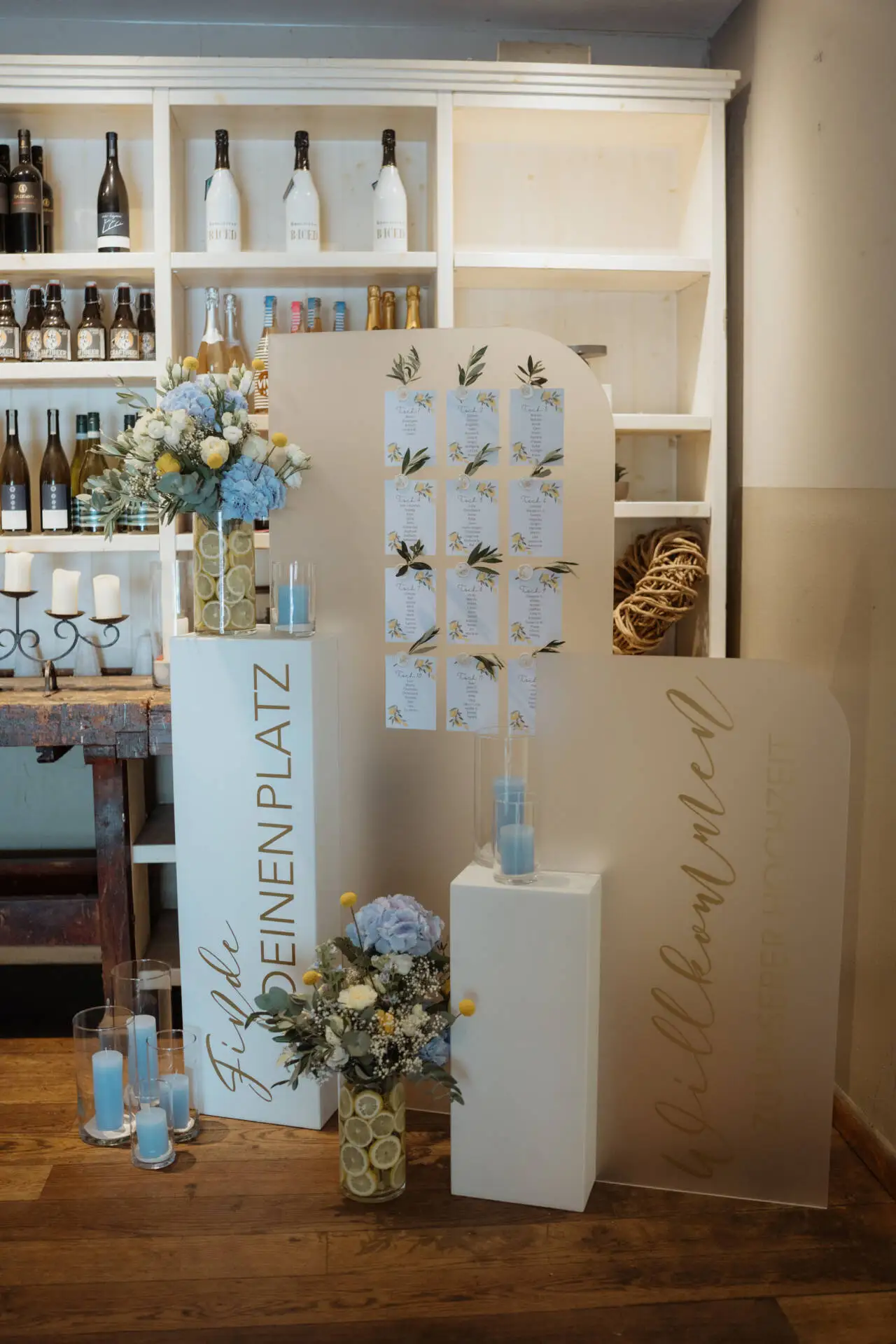Hochzeitsdeko mit Blumen und Sitzplan aufgestellte Tafeln