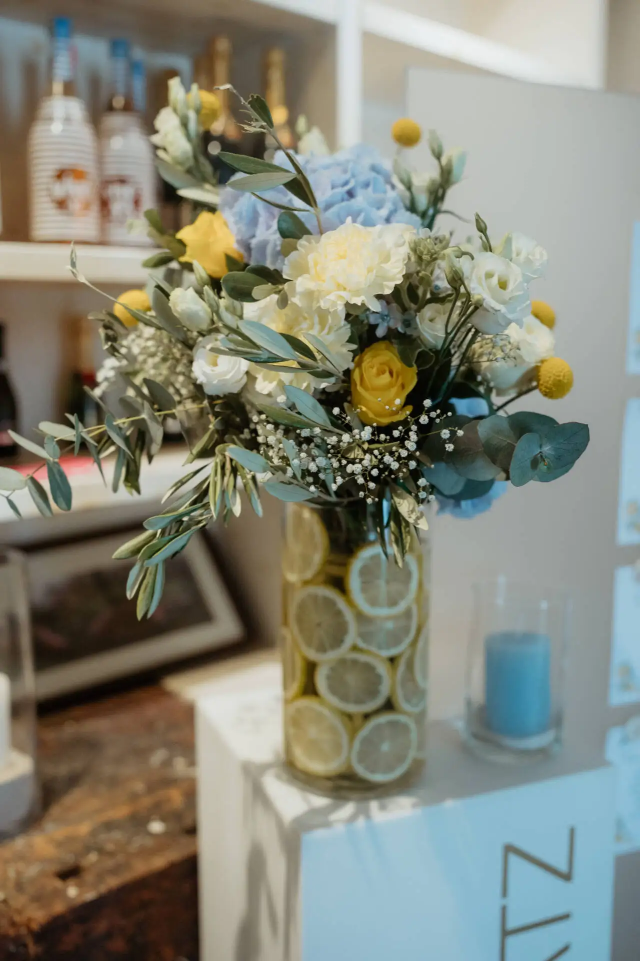 Blumenstrauß in Vase mit Zitronenscheiben