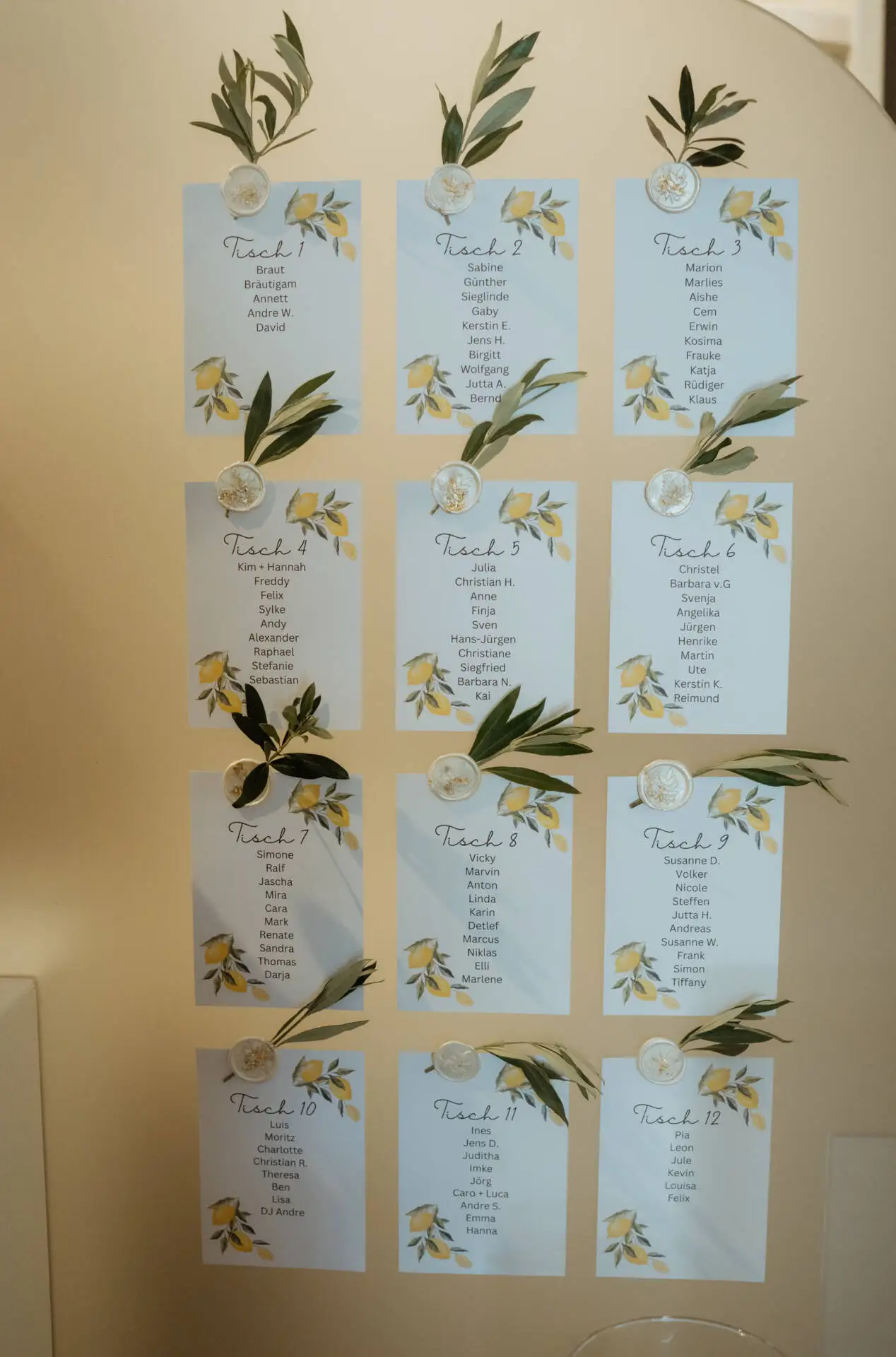 Sitzplan-Tafeln mit Namenslisten und Blumenmotiven.