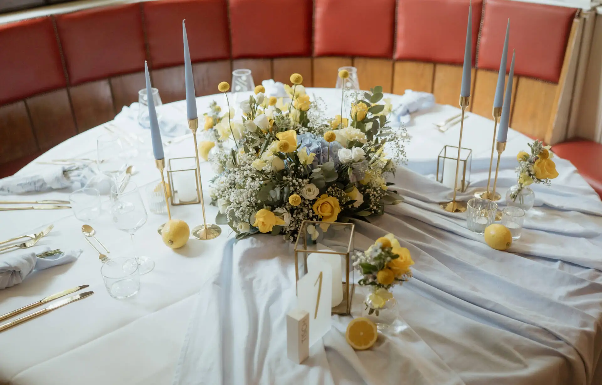 Festlich gedeckter Tisch mit Blumen und Kerzen.