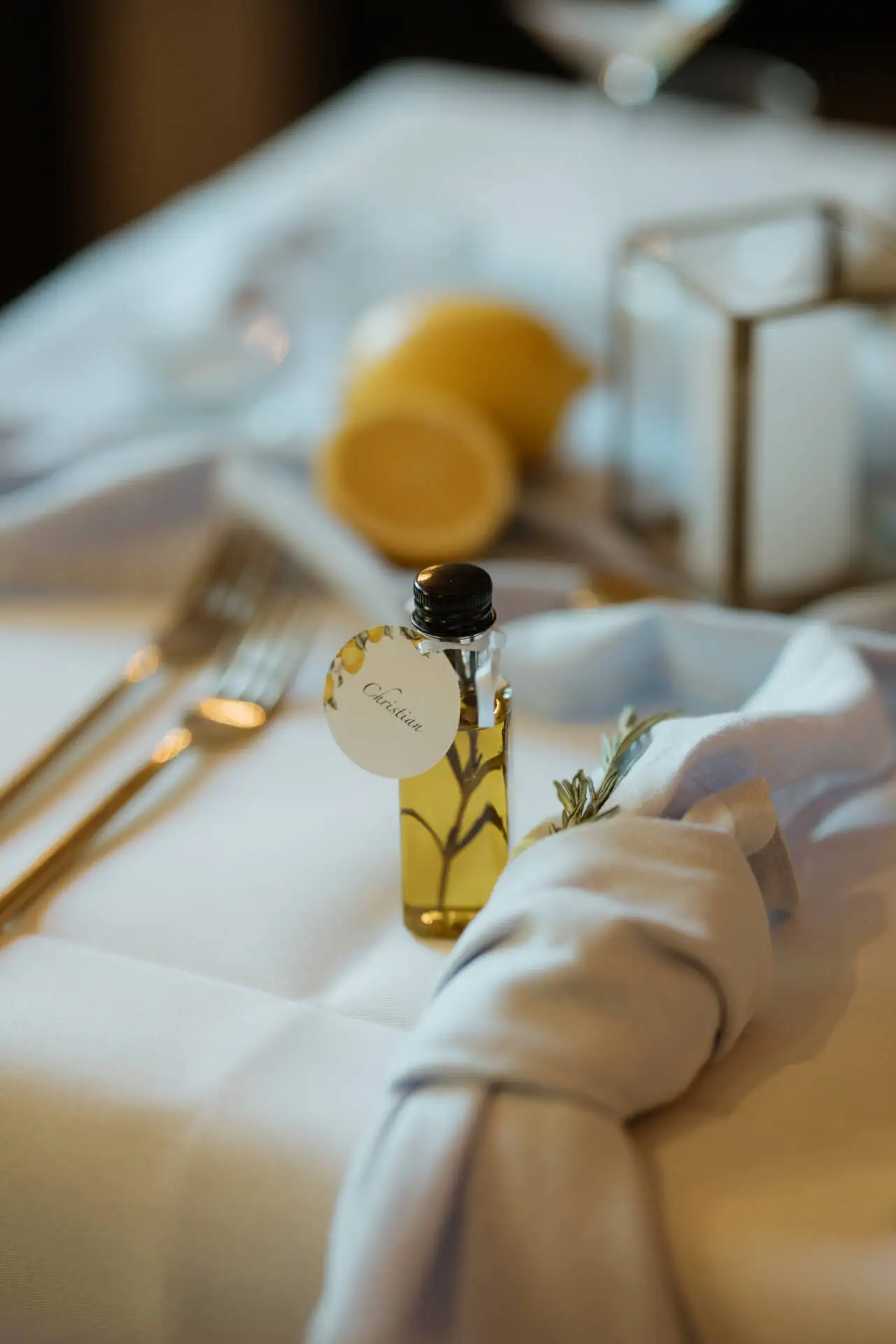 Dekorative Essigflasche auf festlichem Tisch