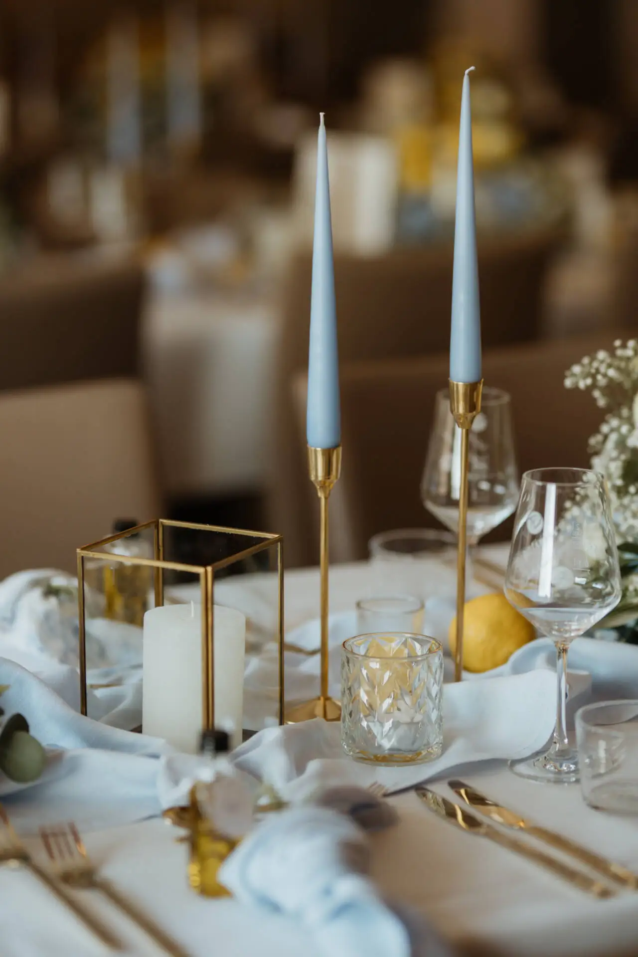 Elegante Tischdekoration mit Kerzen und Gläsern