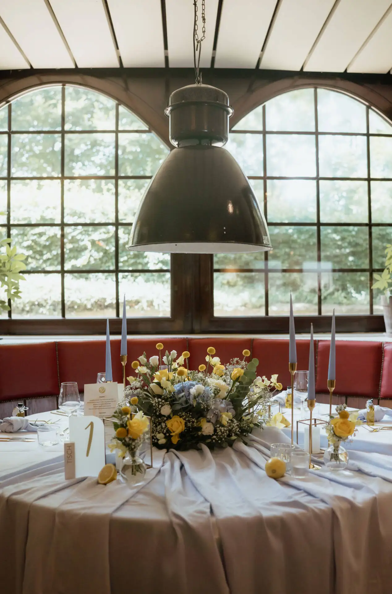 Elegante Tischdekoration mit Blumen und Kerzen.