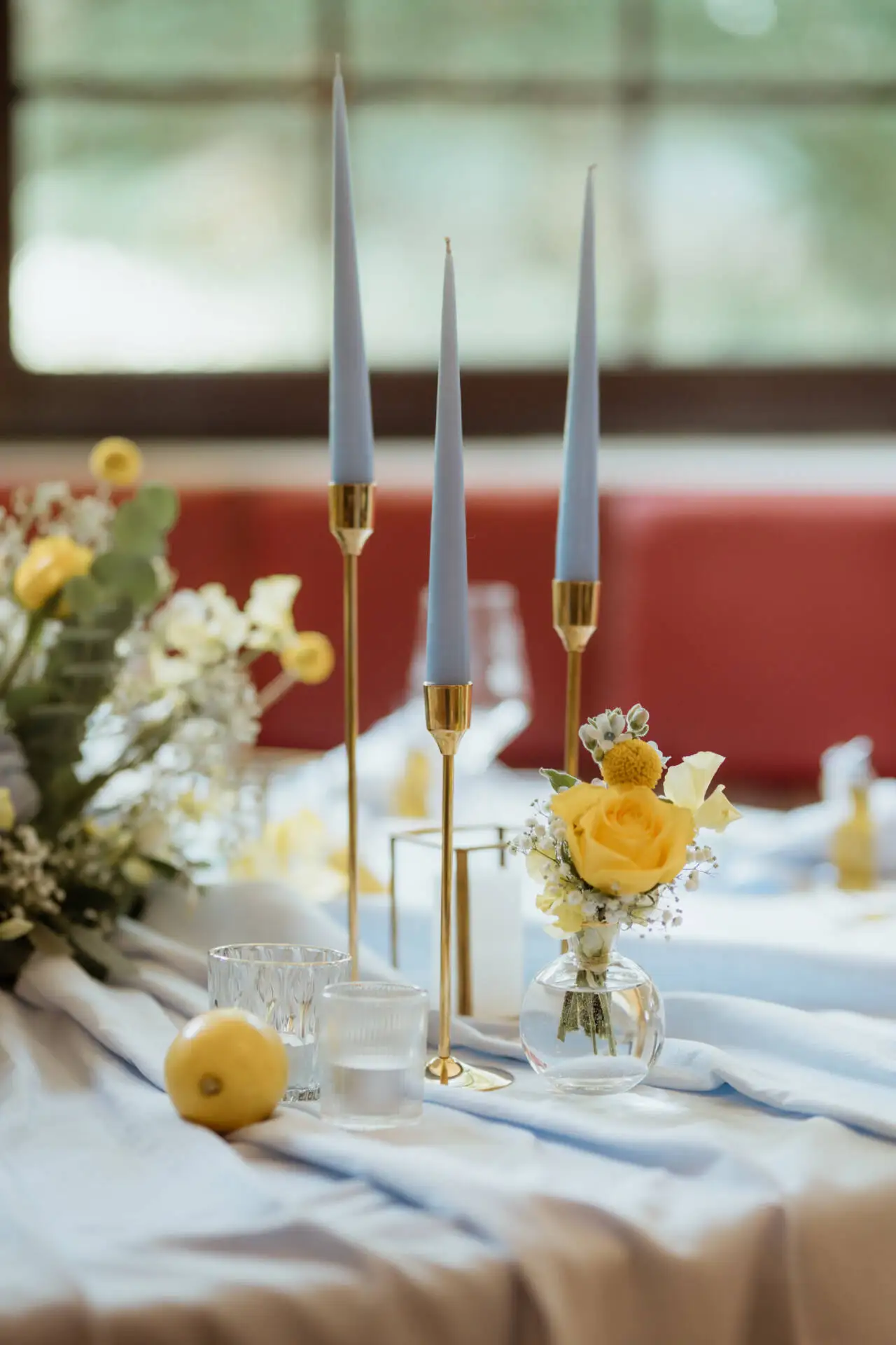 Elegante Tischdekoration mit Kerzen und Blumen