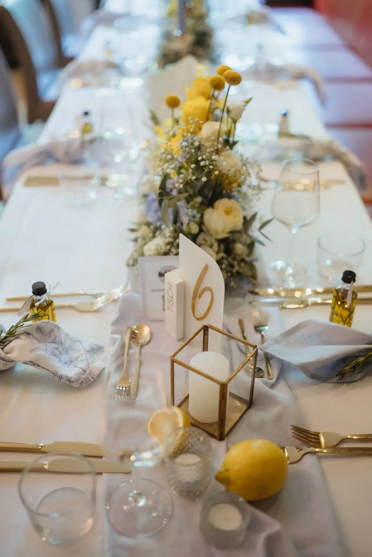 Eleganter gedeckter Tisch mit Blumen und Kerzen