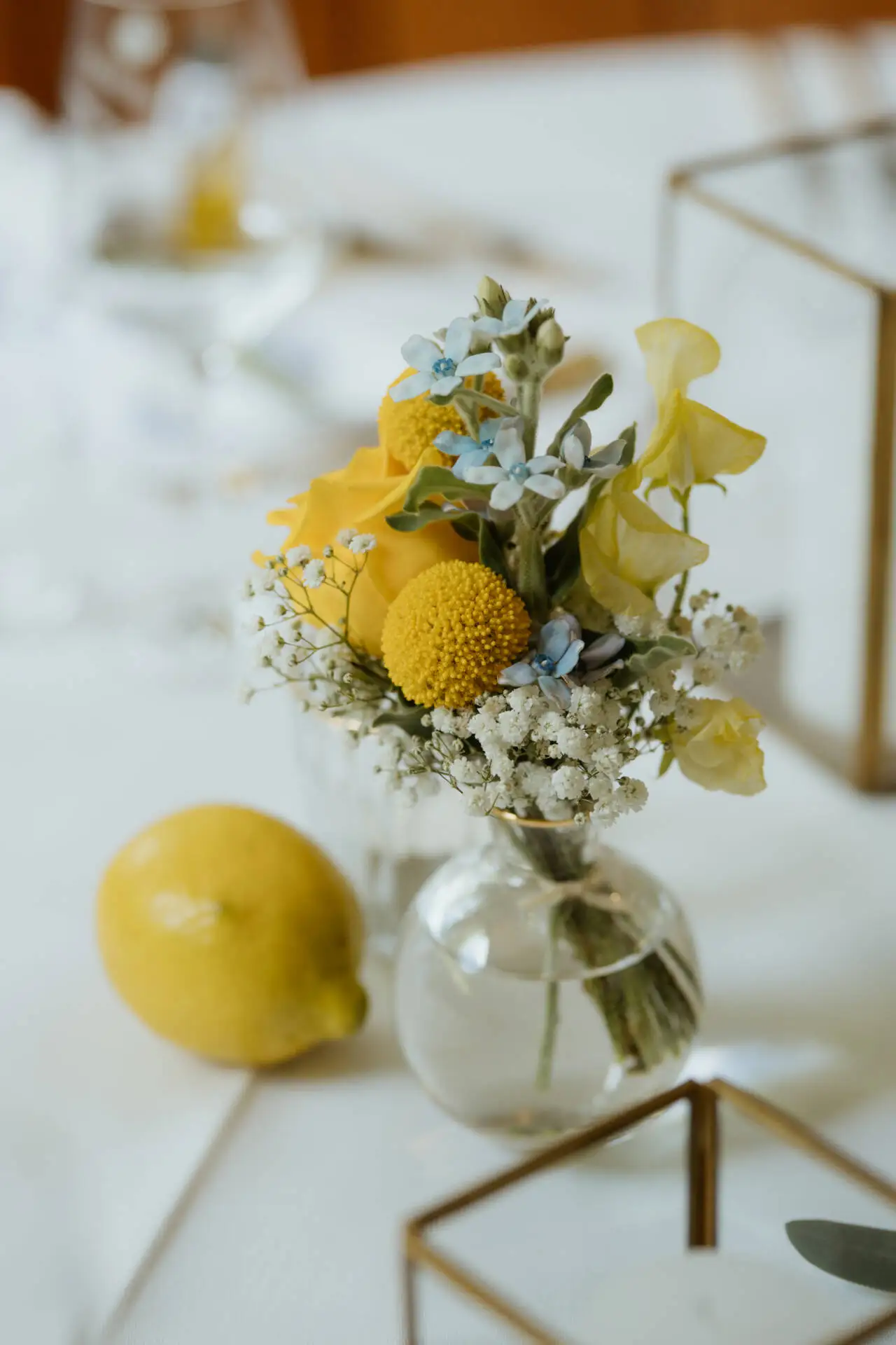 Blumenstrauß in Vase mit Zitrone