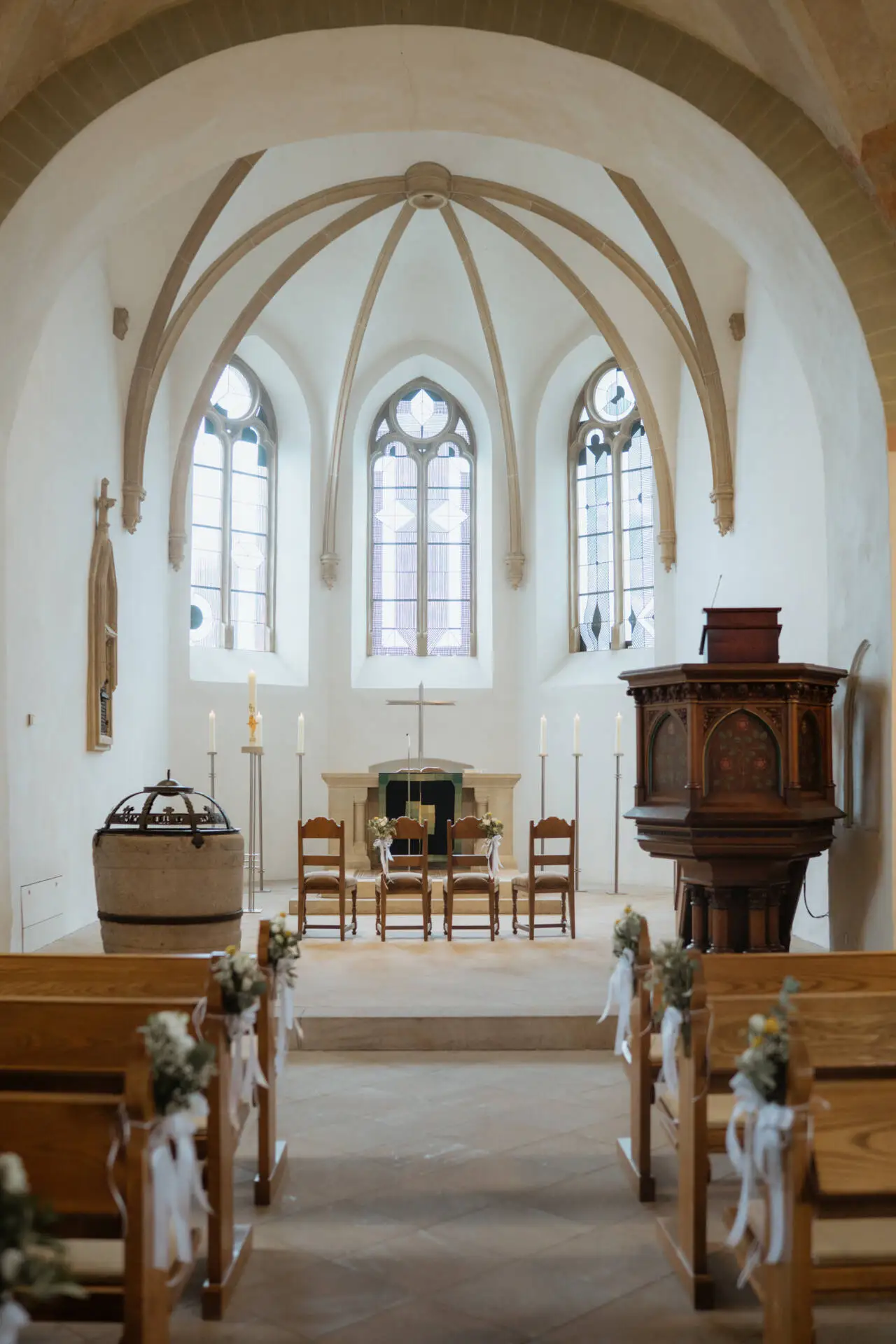 Innenraum einer Kirche mit Altar und Bänken