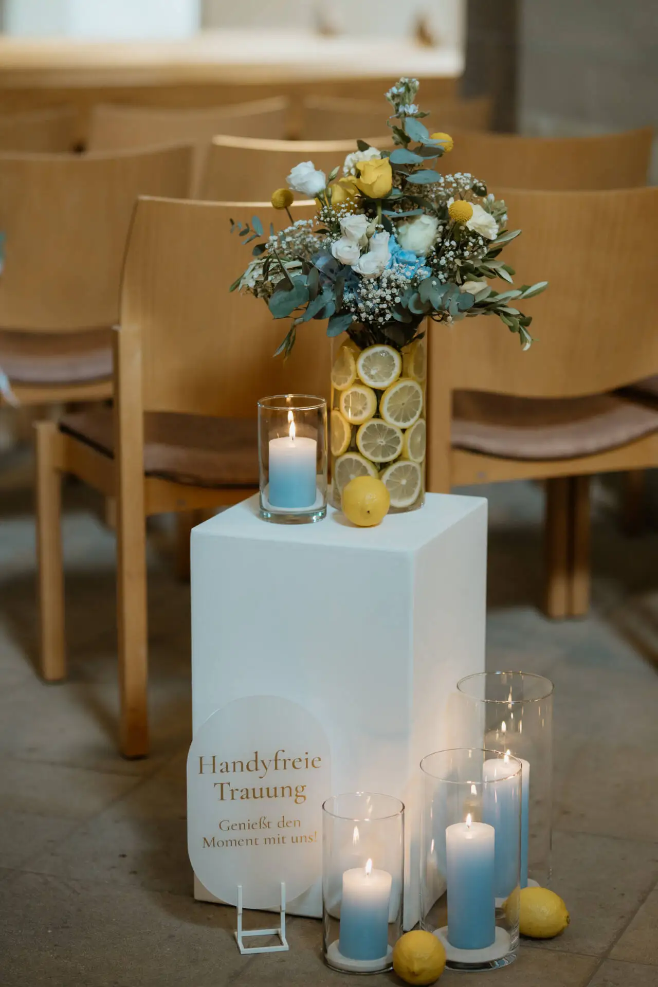 Kerzen und Blumen bei einer Hochzeit