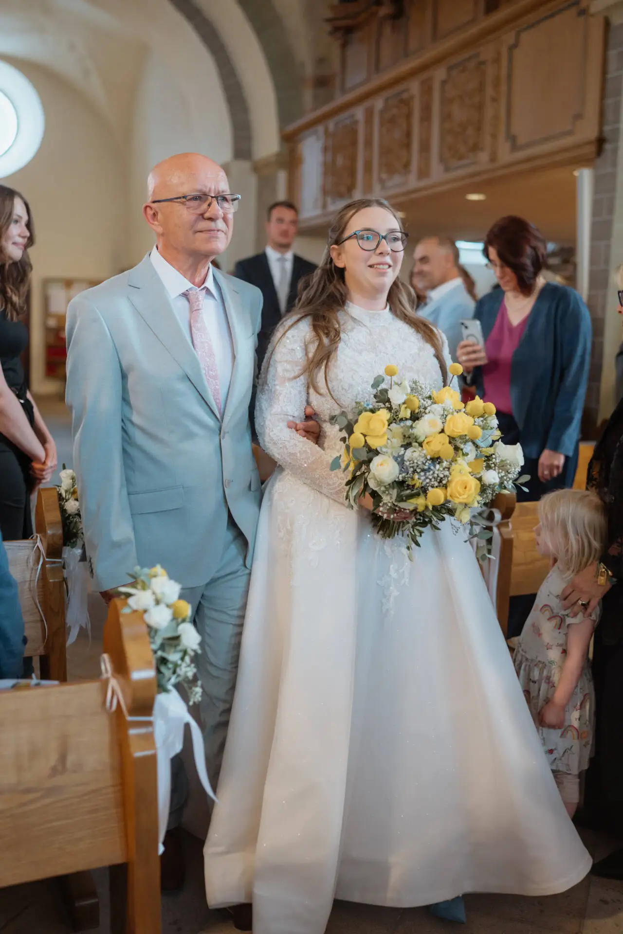 Braut mit Blumenstrauß bei der Hochzeit