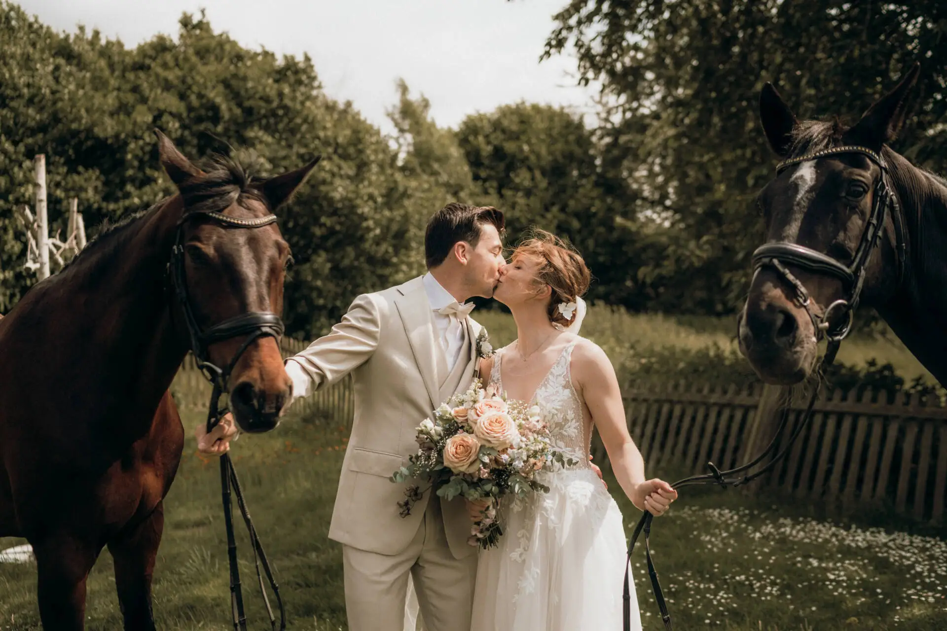 Brautpaar mit Pferden im Garten