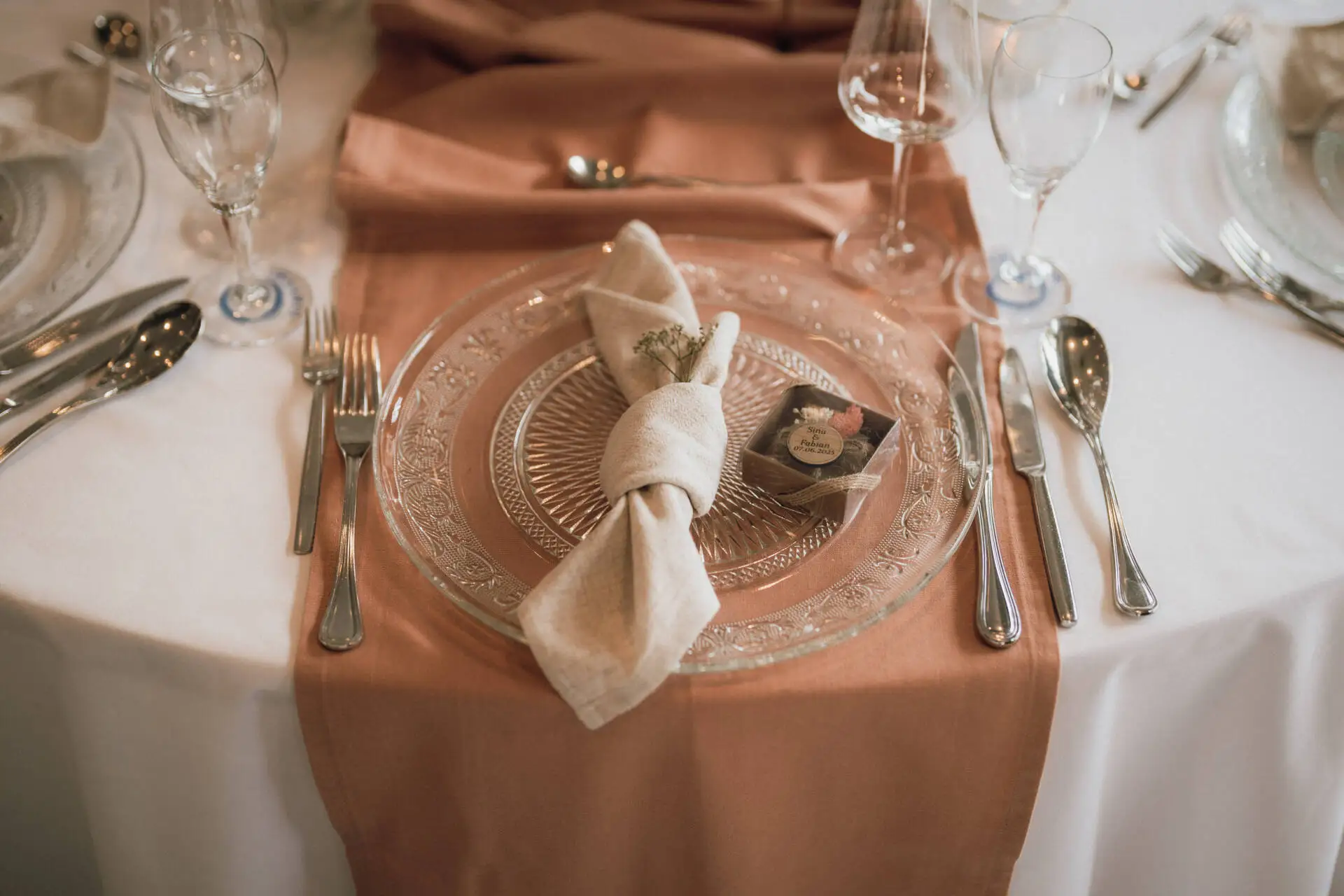 Elegante Tischdekoration mit Besteck und Gläsern.