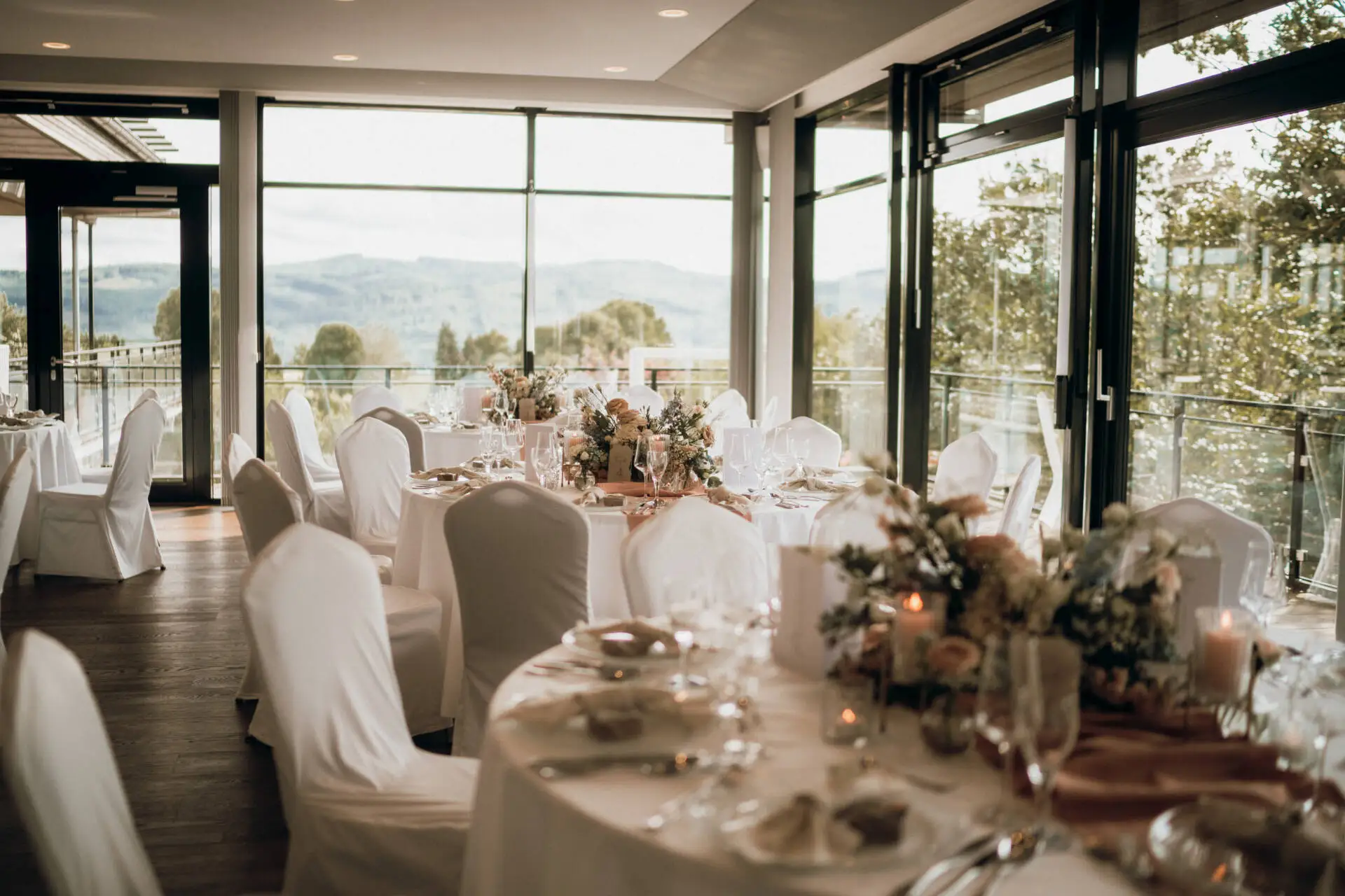 Eleganter Hochzeitsempfang mit Tischdekoration