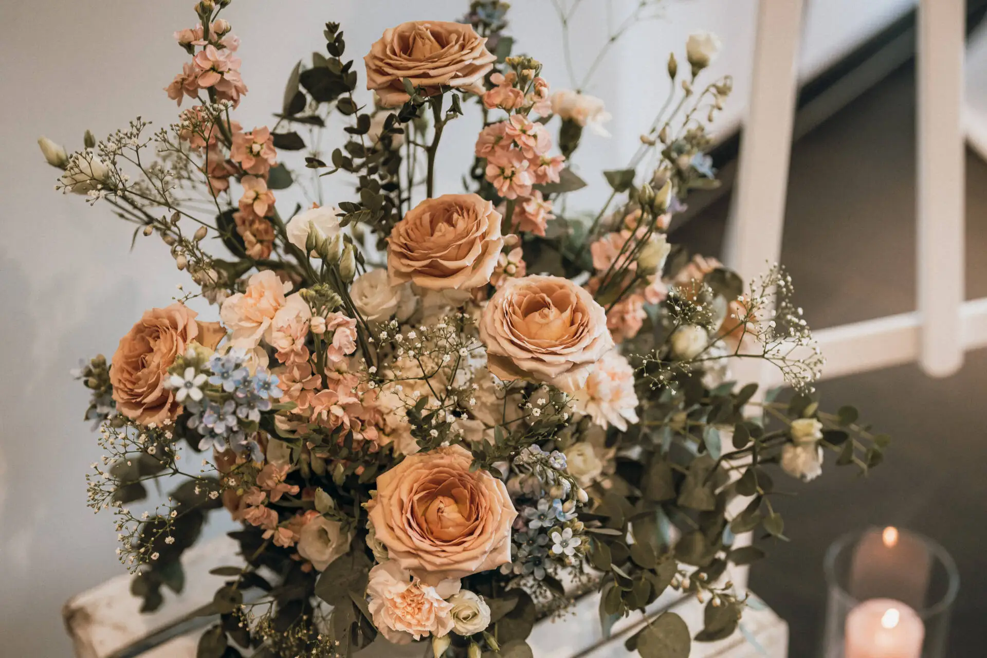 Blumenstrauß mit Rosen und anderen bunten Blüten