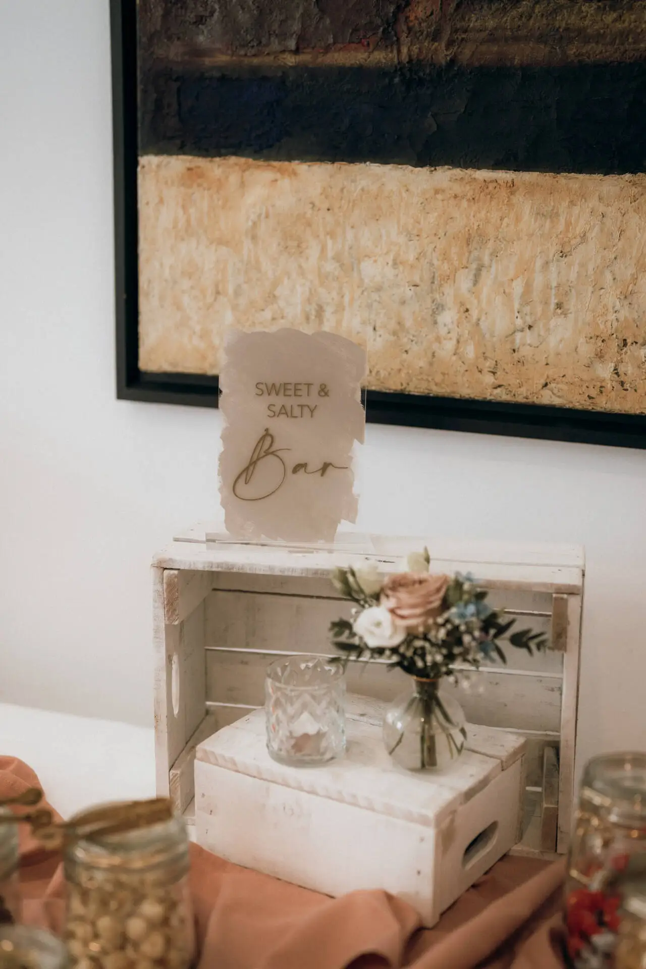 Dekorative Bar mit Blumen und Gläsern