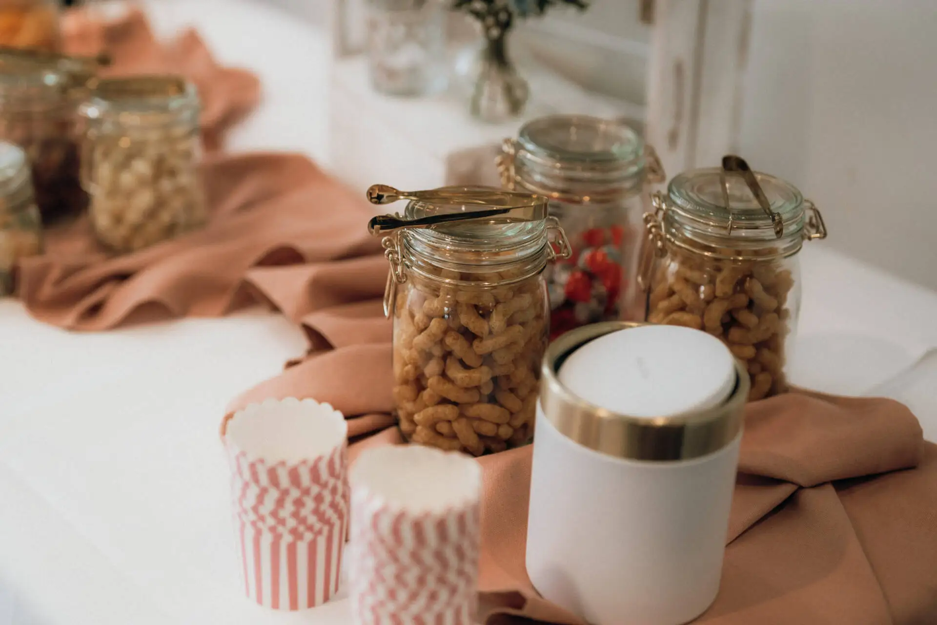 Snacks in Gläsern auf Tisch dekoriert.