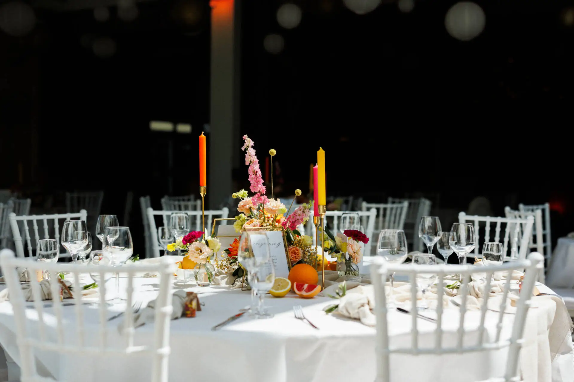 Festlich gedeckter Tisch mit Blumen und Kerzen