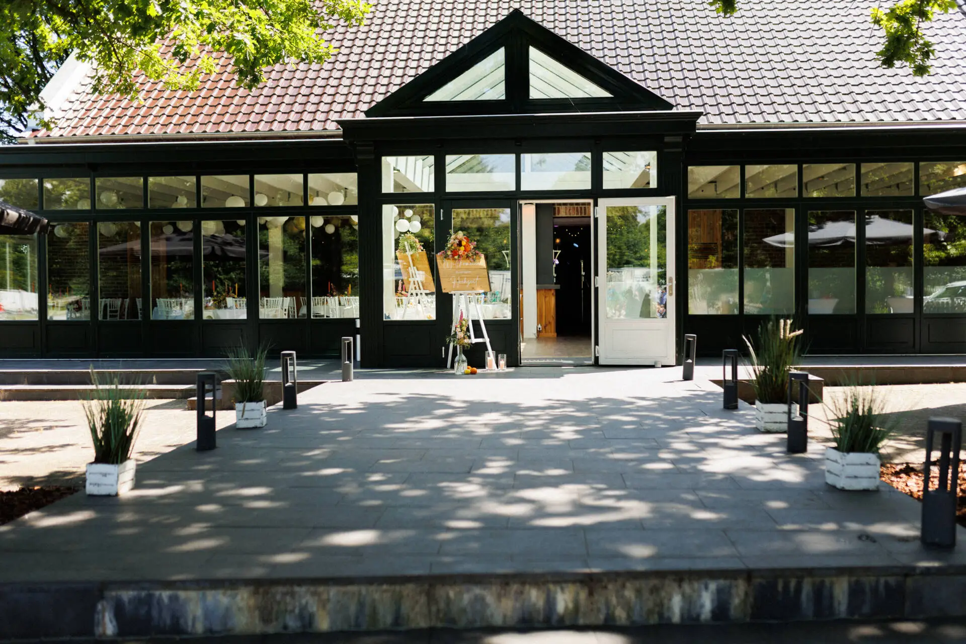 Moderner Eingang mit Glasfront am Tag