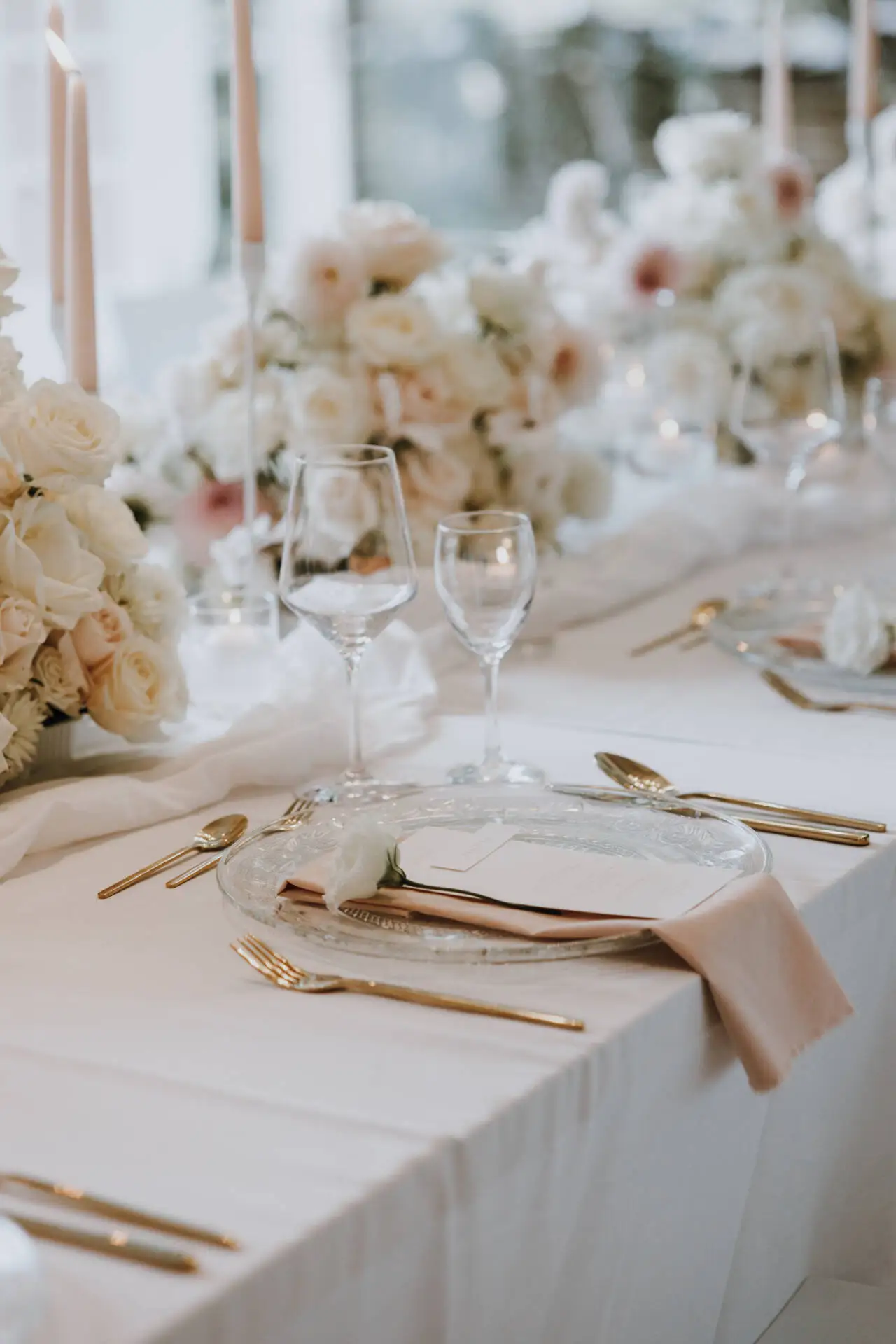 Elegante Hochzeitstischdekoration mit Blumen und Gläsern.