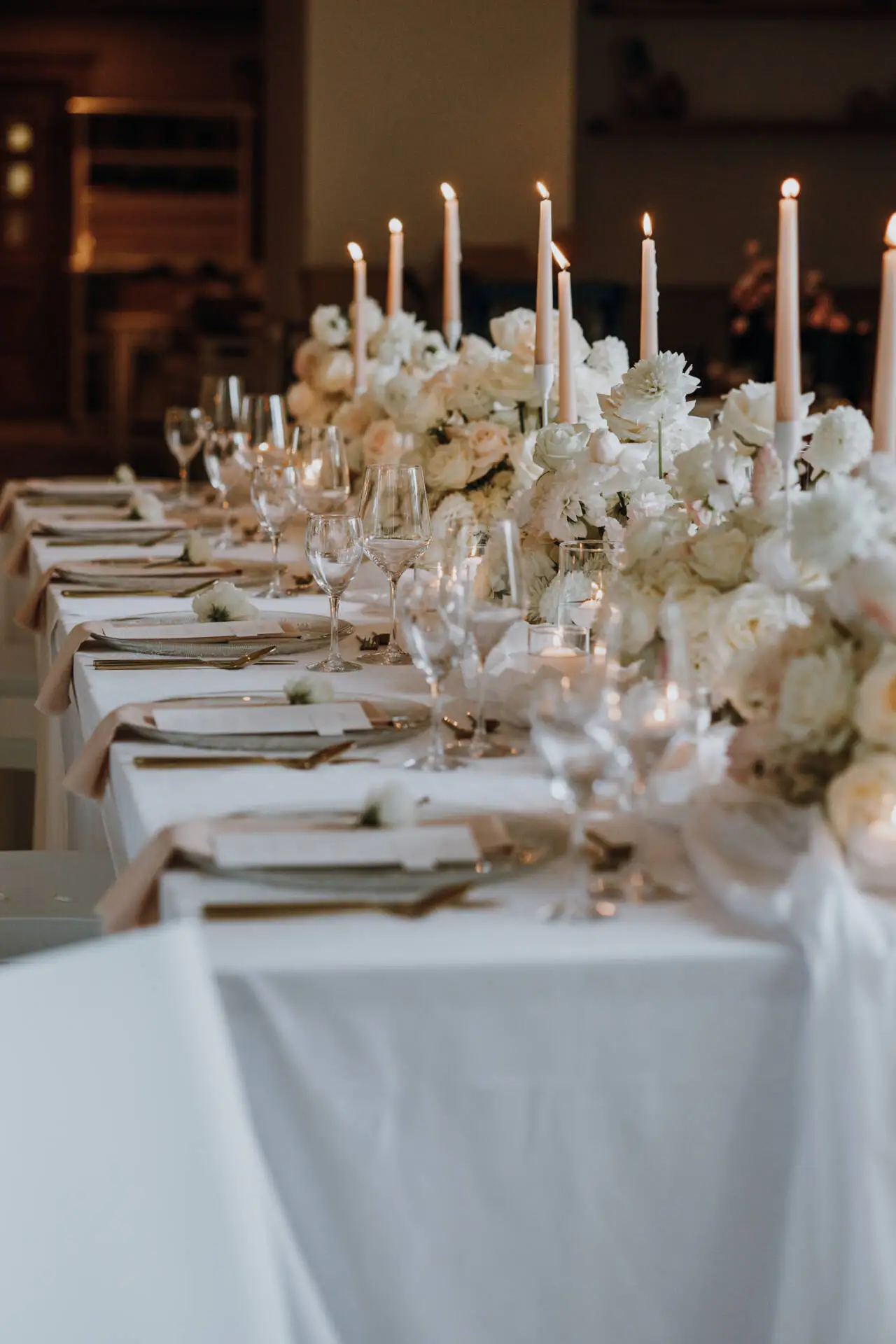 Elegant gedeckter Tisch mit Kerzen und Blumen