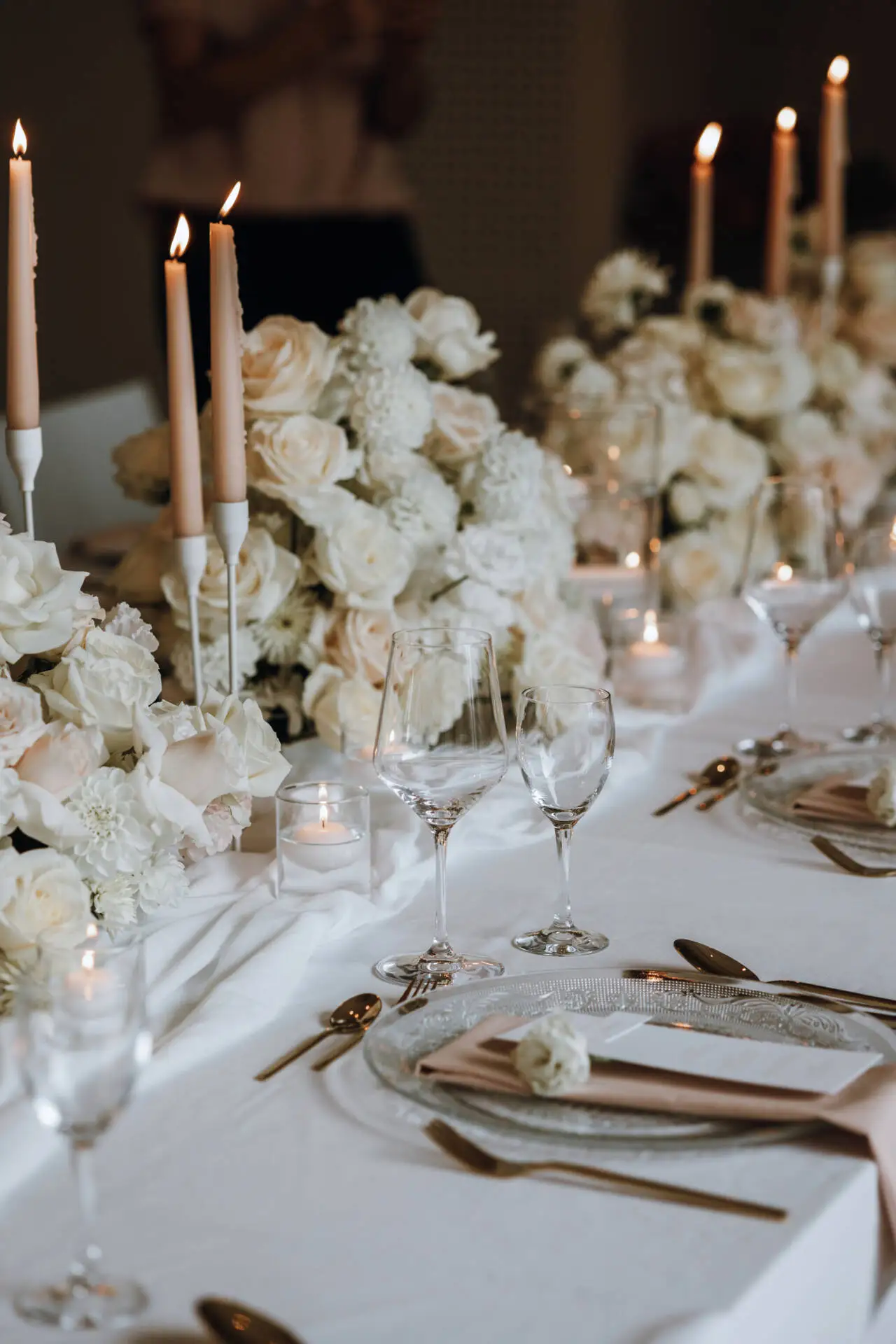 Elegante Hochzeitstafel mit Blumen und Kerzen