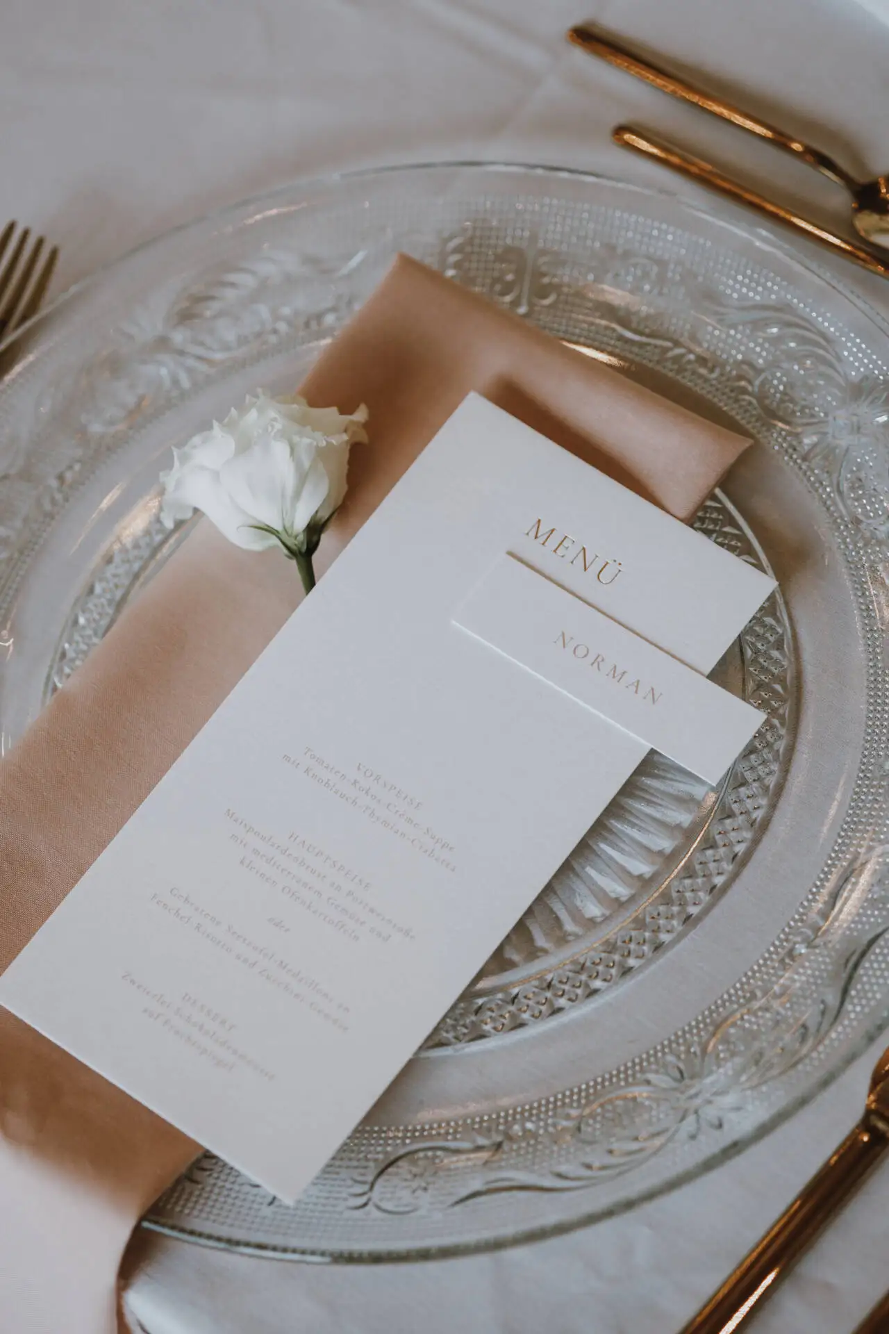 Hochzeitsmenükarte auf elegantem Tisch gedeckt