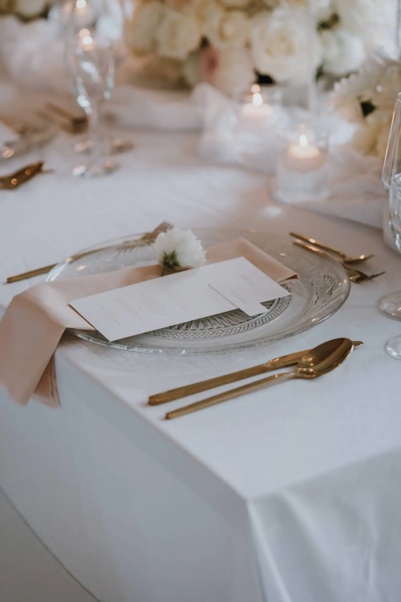 Elegant gedeckter Tisch mit Besteck und Menü