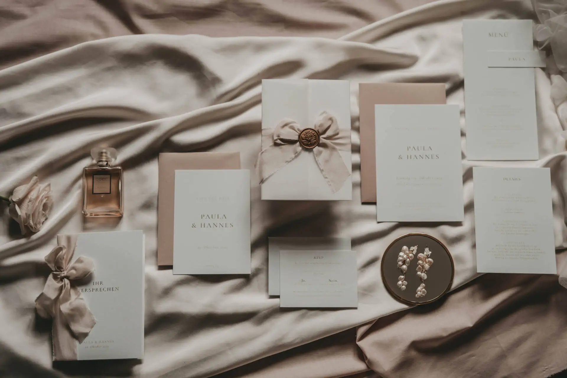 Elegante Hochzeitseinladungen auf Satin-Unterlage