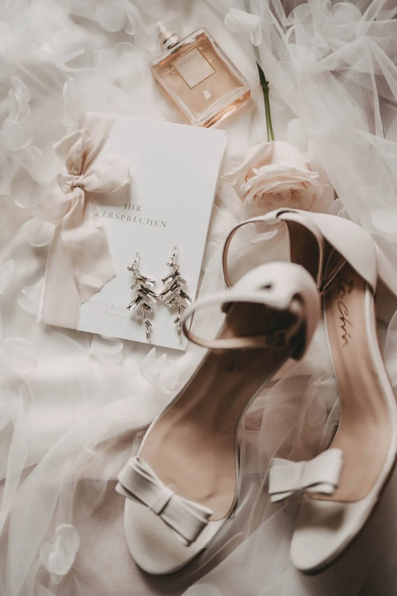 Brautschmuck und Schuhe auf Hochzeitsdeko