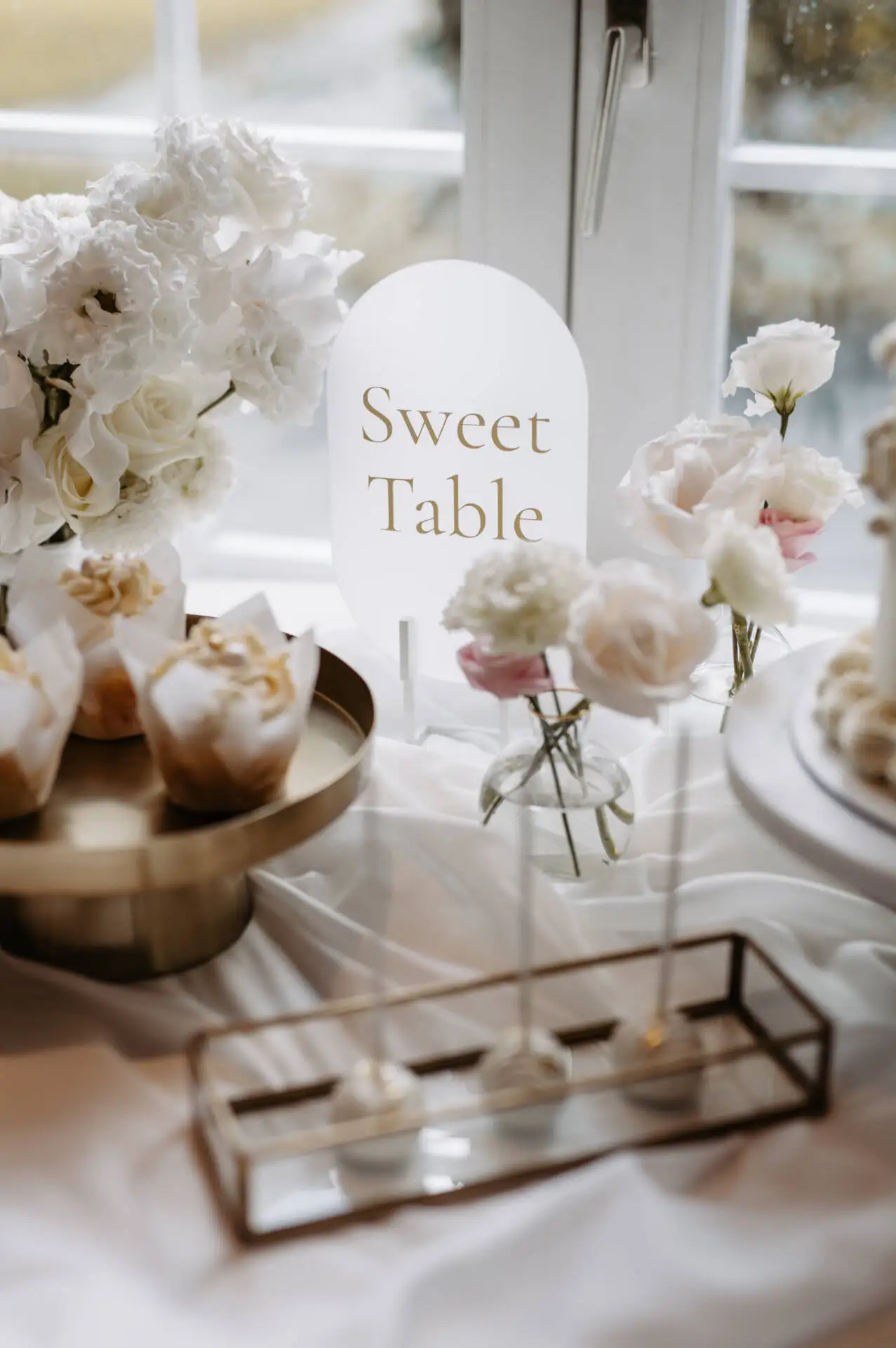 Eleganter Hochzeitstisch mit Blumen und Kuchen