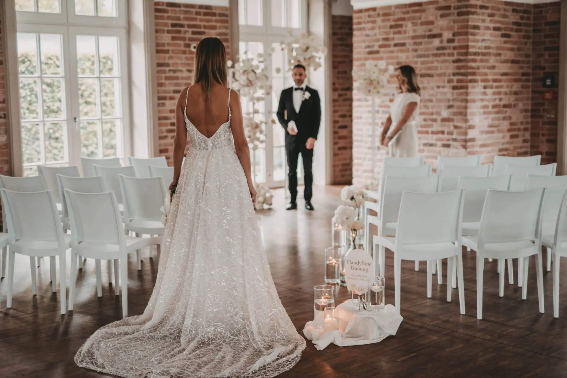 Braut schreitet zum Bräutigam in Hochzeitslocation.