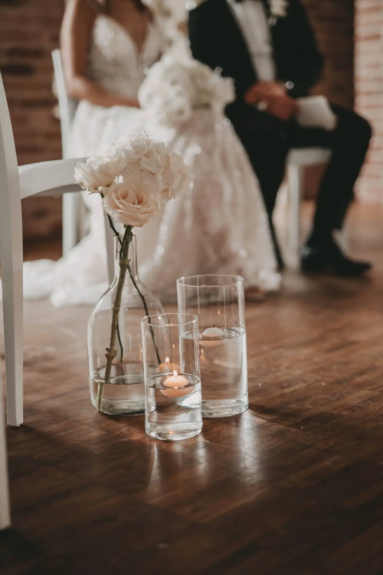 Kerzen und Blumen bei Hochzeit