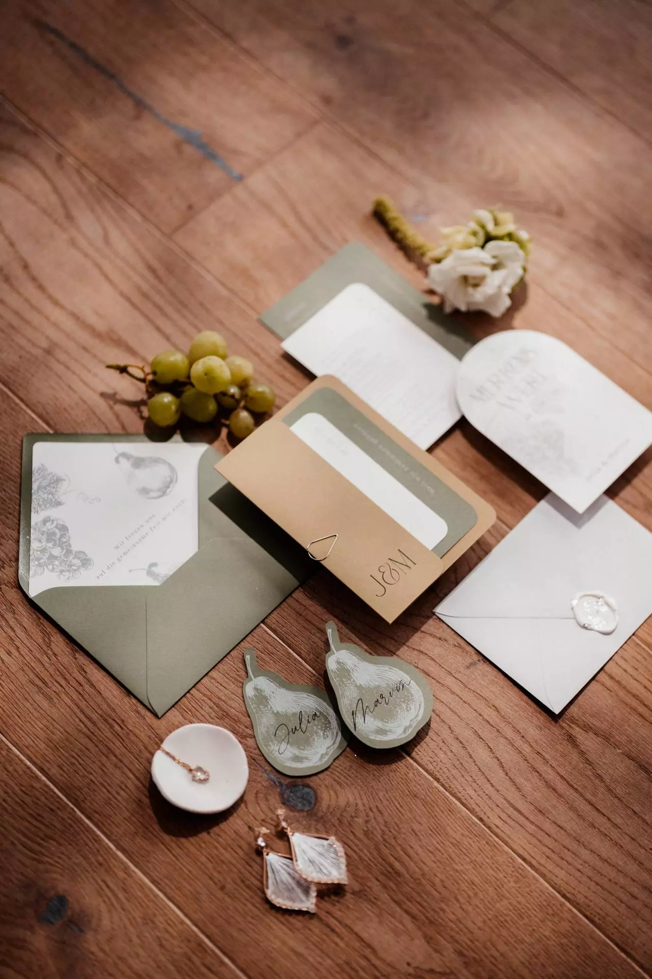 Hochzeitseinladungen und Dekoration auf Holzboden