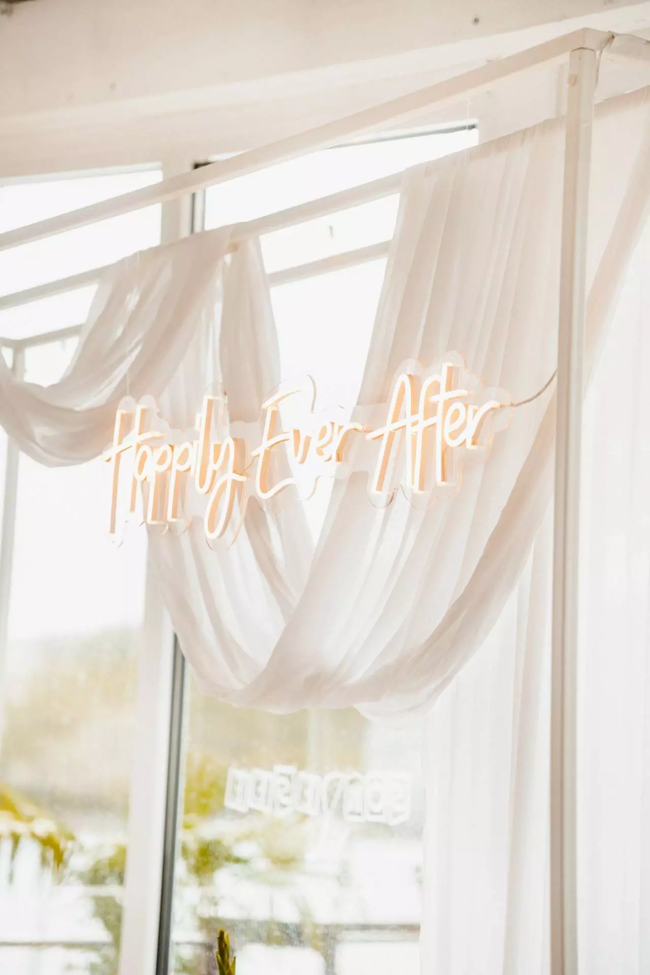 Happily Ever After Leuchtreklame mit Vorhängen