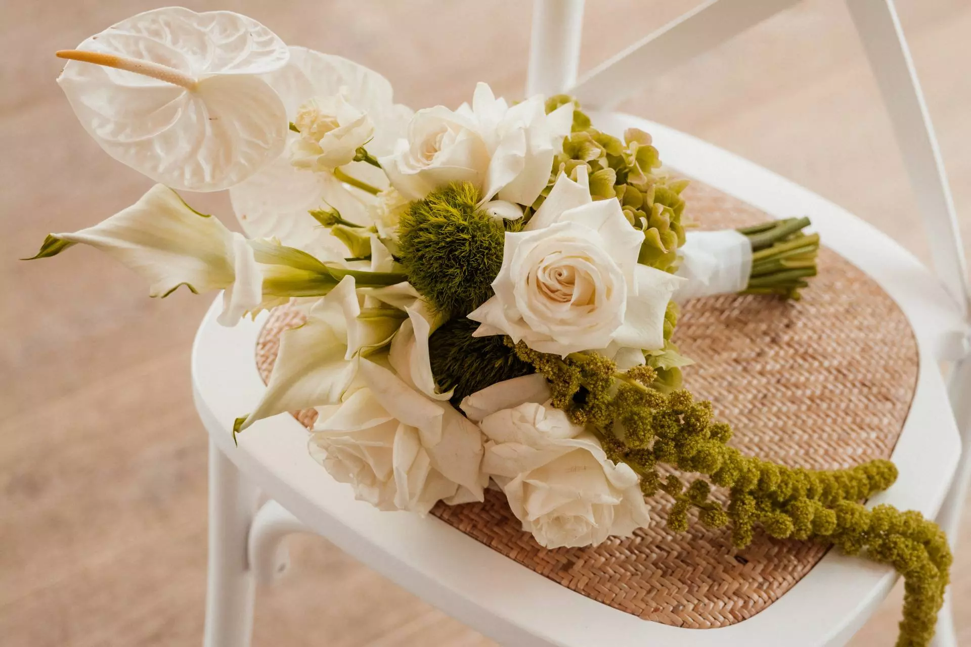 Brautstrauß mit weißen Blumen auf Stuhl