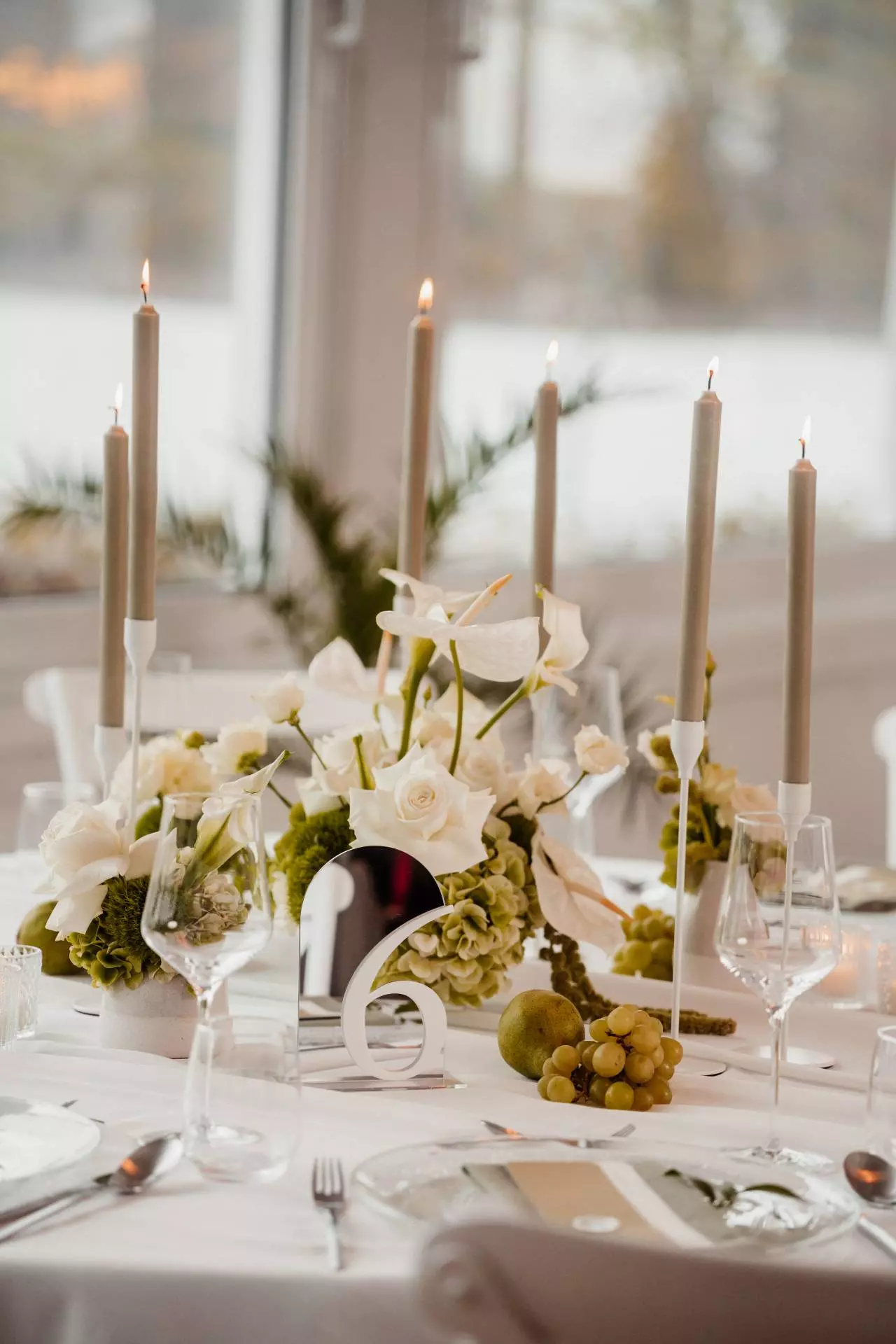 Elegante Tischdekoration mit Blumen und Kerzen