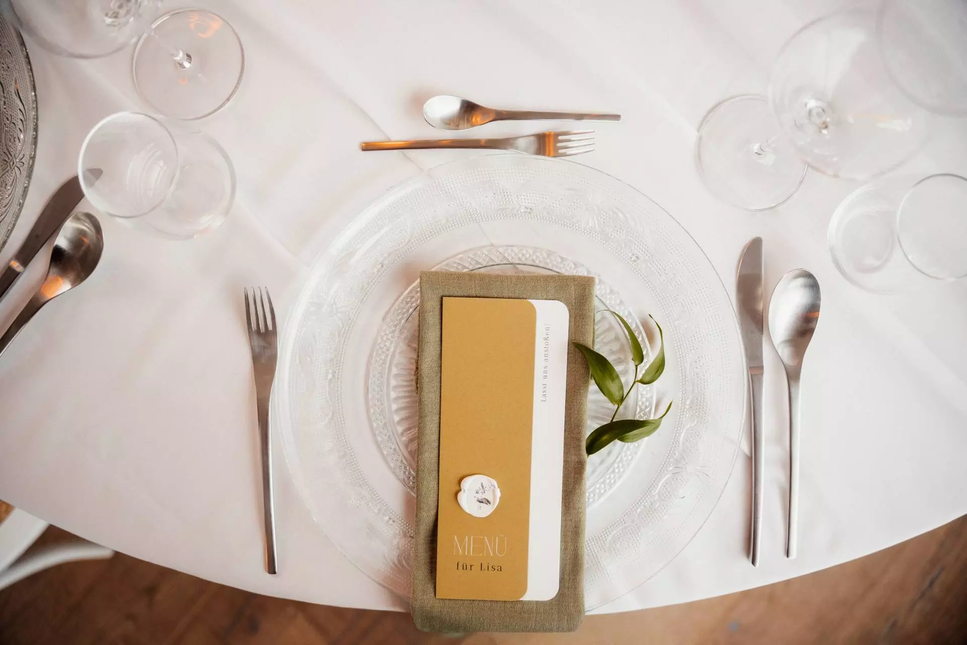 Elegantes Tischgedeck mit Menükarte und Besteck.