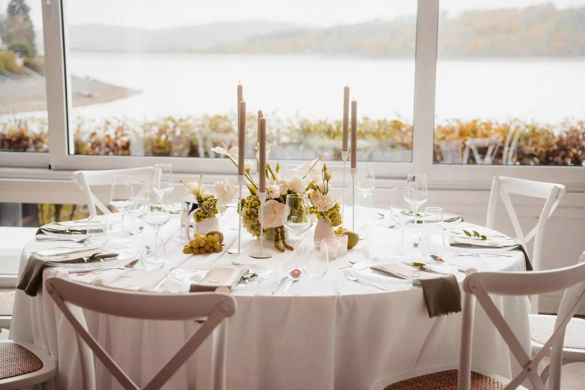 Elegant gedeckter Tisch mit Blumenstrauß