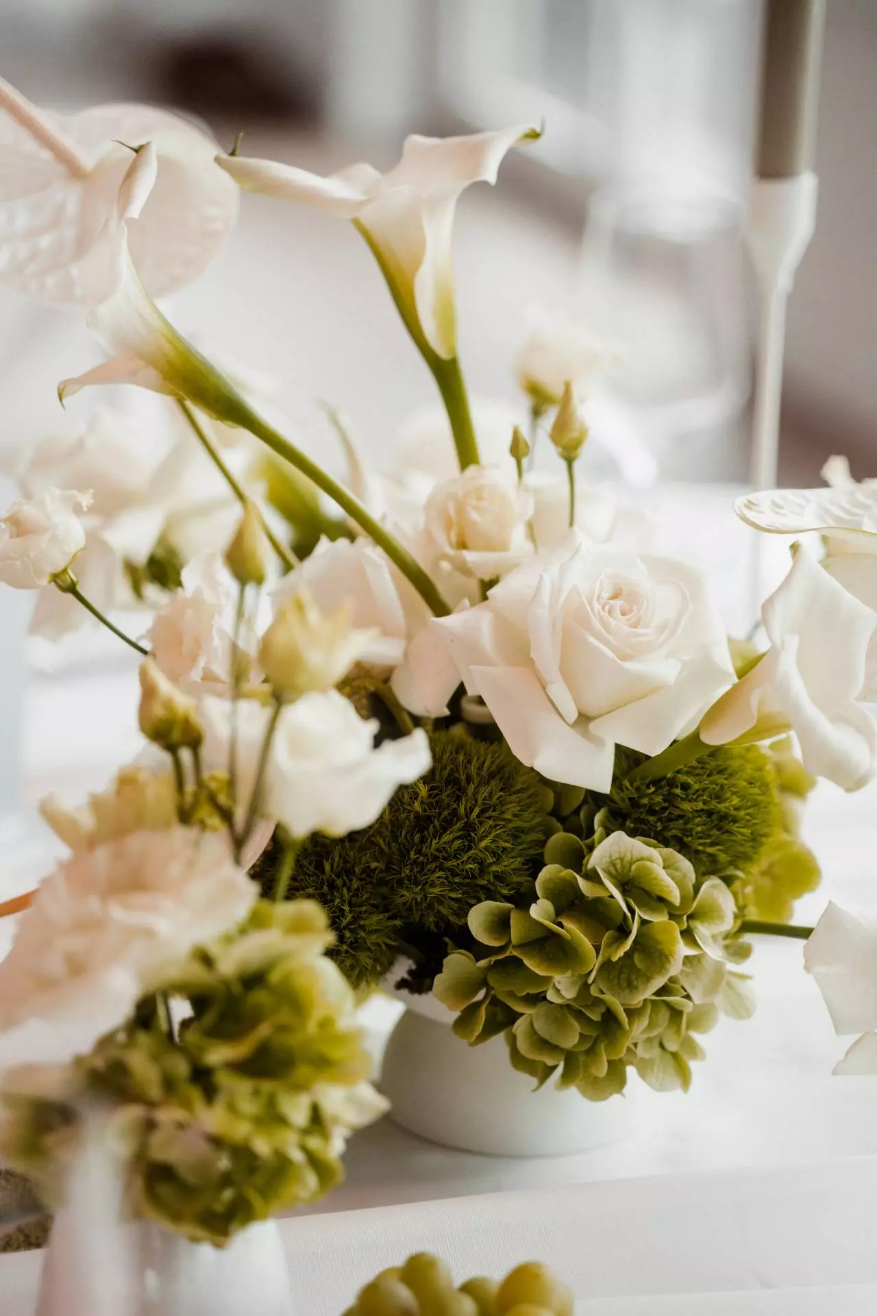 Blumenarrangement mit weißen Rosen und Calla-Lilien