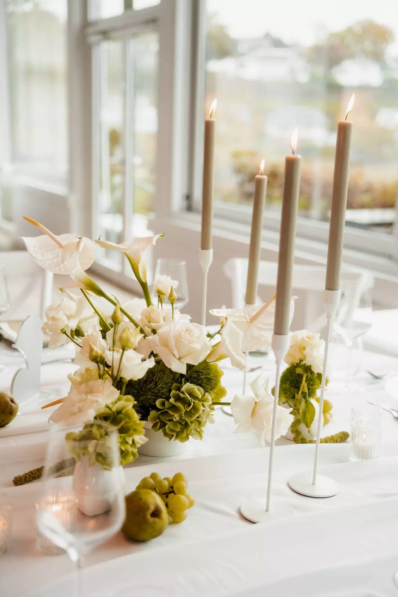 Elegante Tischdekoration mit Blumen und Kerzen