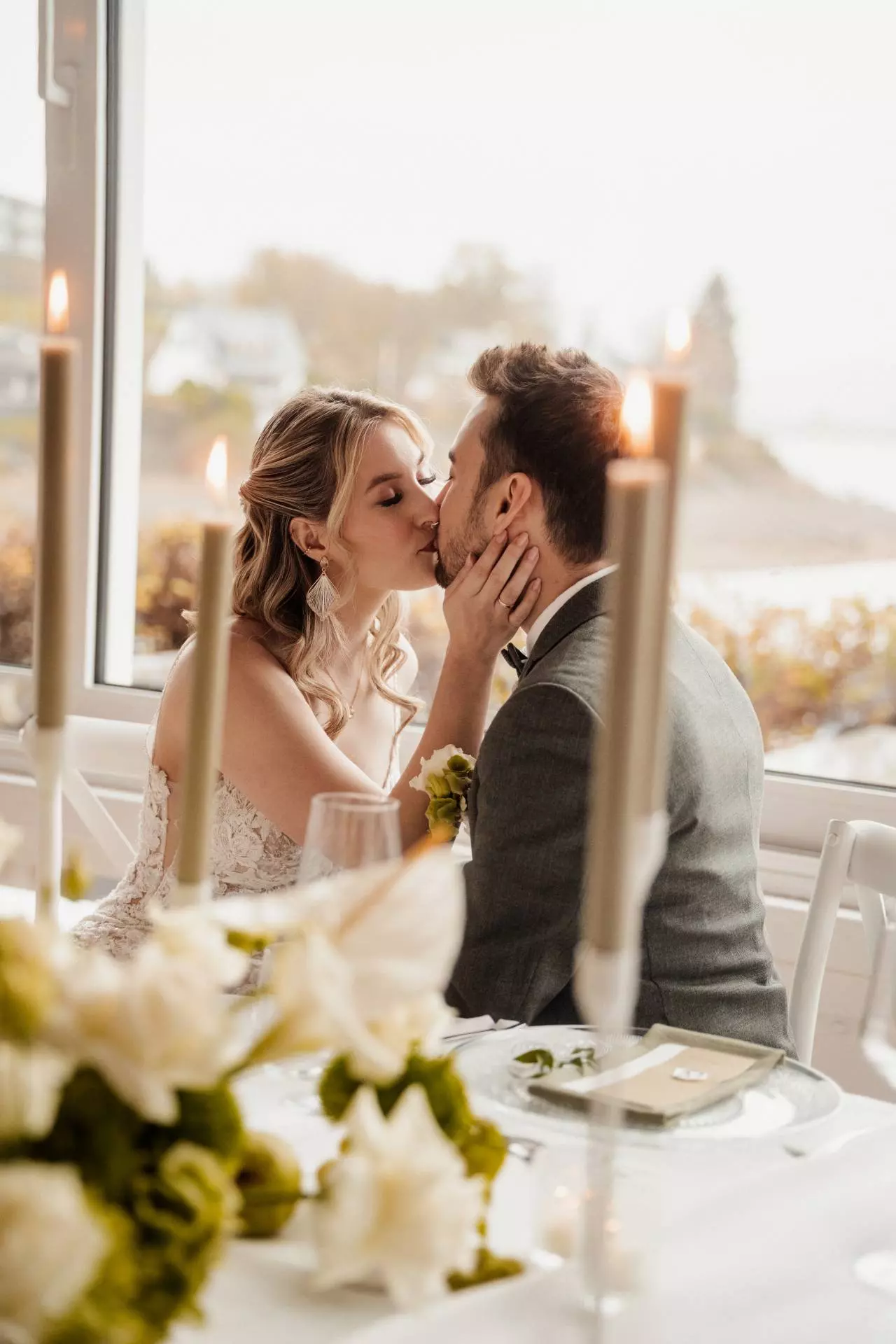 Brautpaar beim Kuss am Hochzeitstag