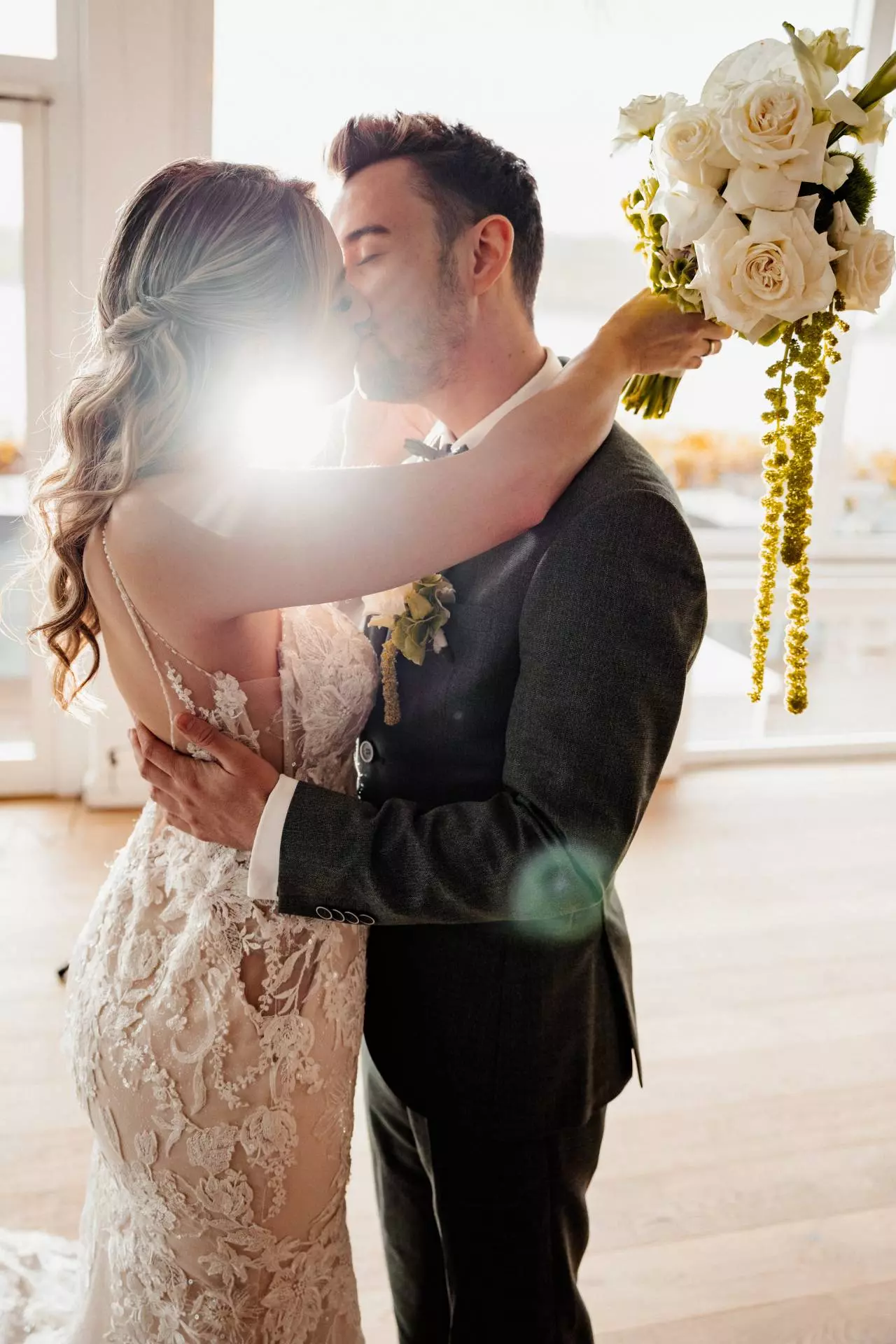 Brautpaar küsst sich romantisch bei Hochzeit