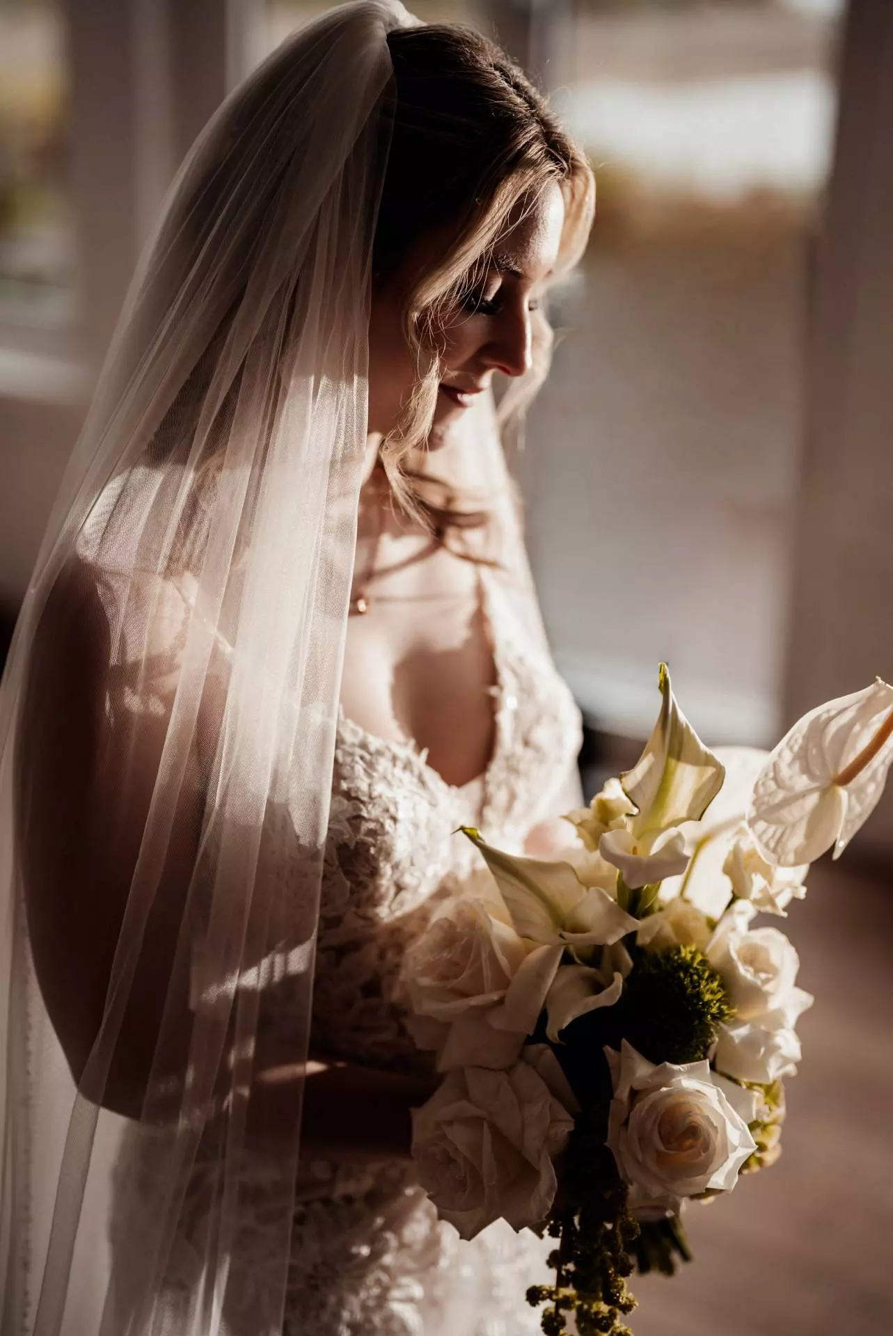 Braut im Sonnenlicht mit Blumenstrauß