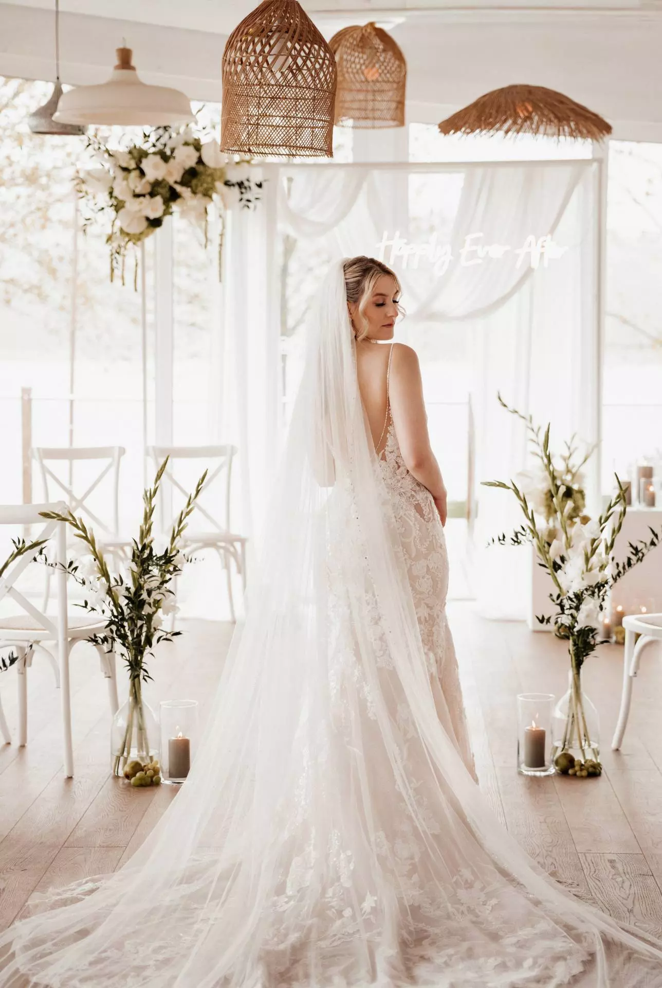 Braut im weißen Kleid mit langem Schleier