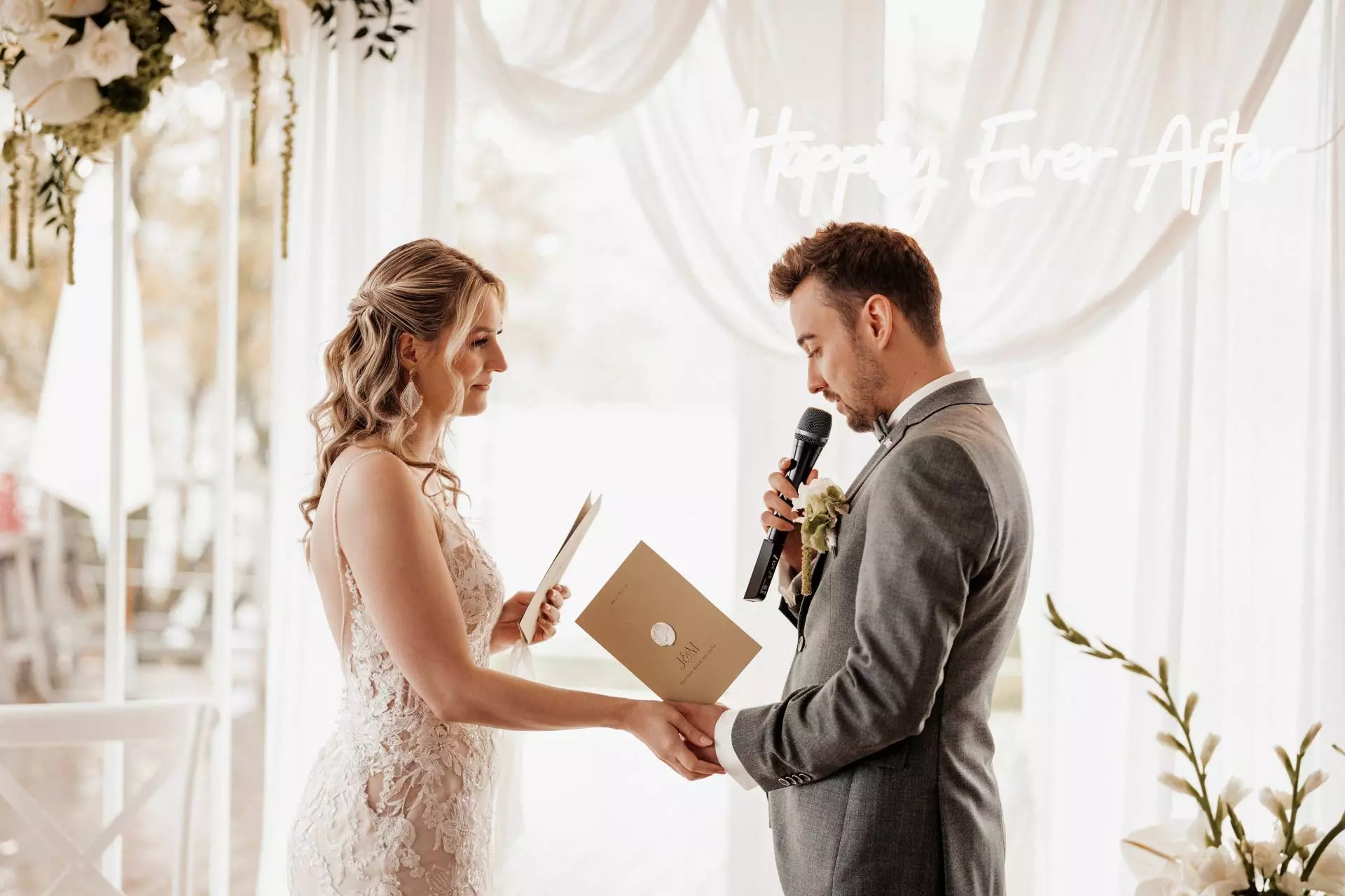 Brautpaar beim Eheversprechen