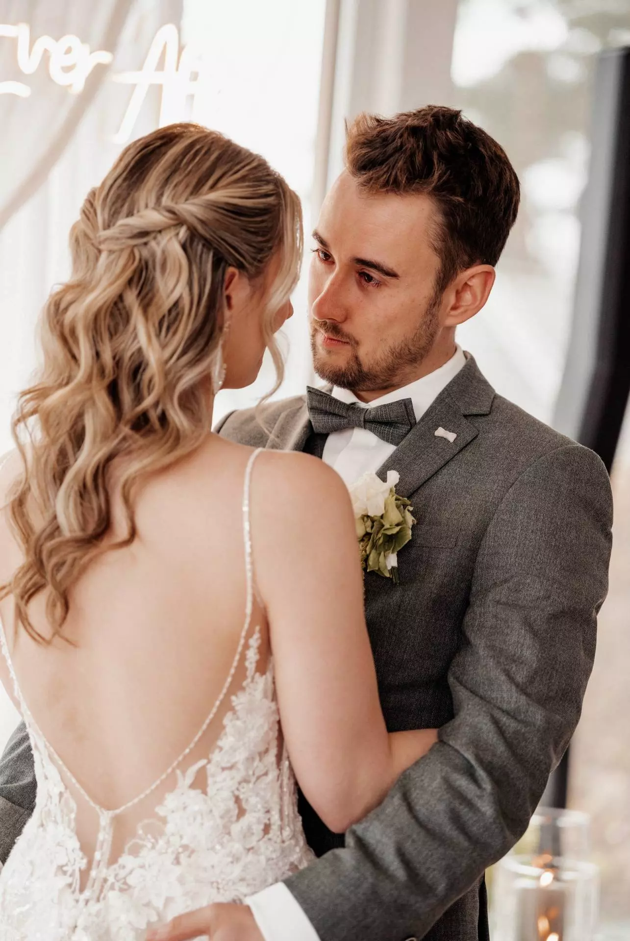 Brautpaar in inniger Umarmung bei Hochzeit