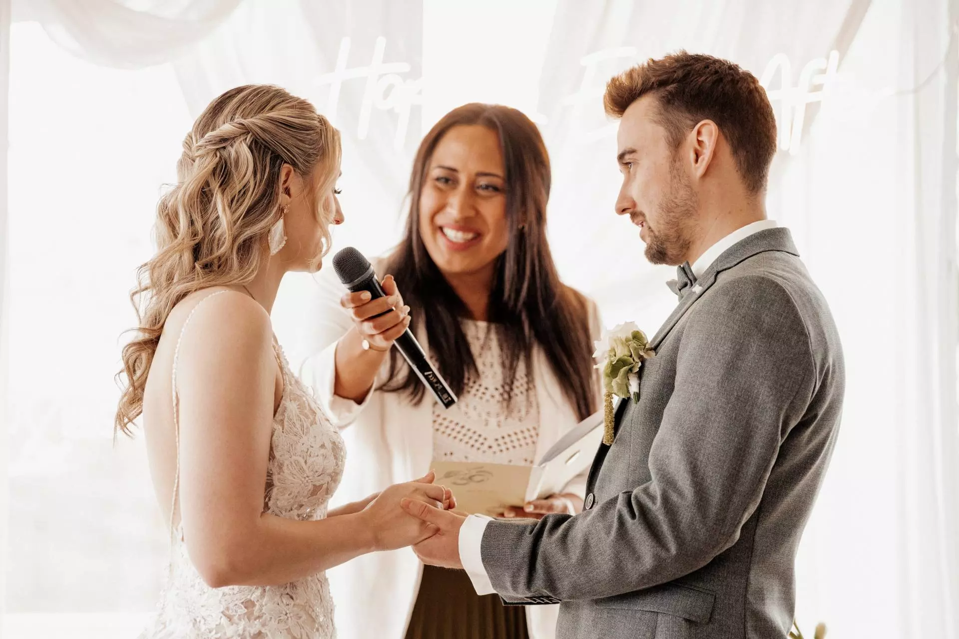 Brautpaar bei Hochzeitszeremonie mit Rednerin.