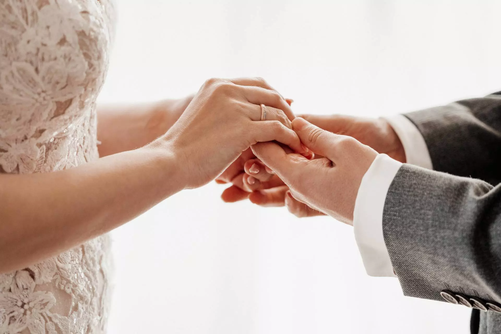 Ehepaar tauscht Eheringe während der Trauung.