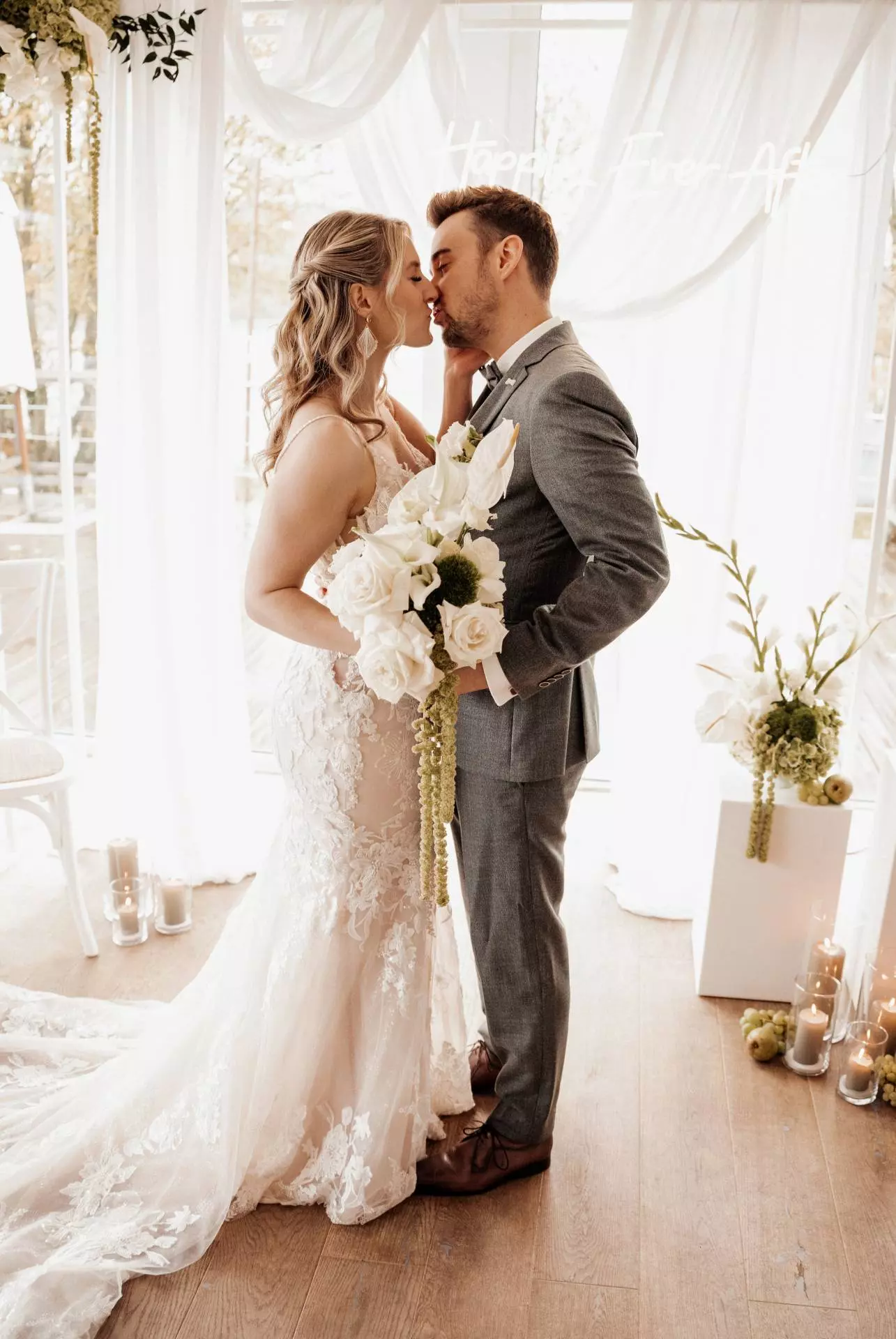 Brautpaar küsst sich bei Hochzeit