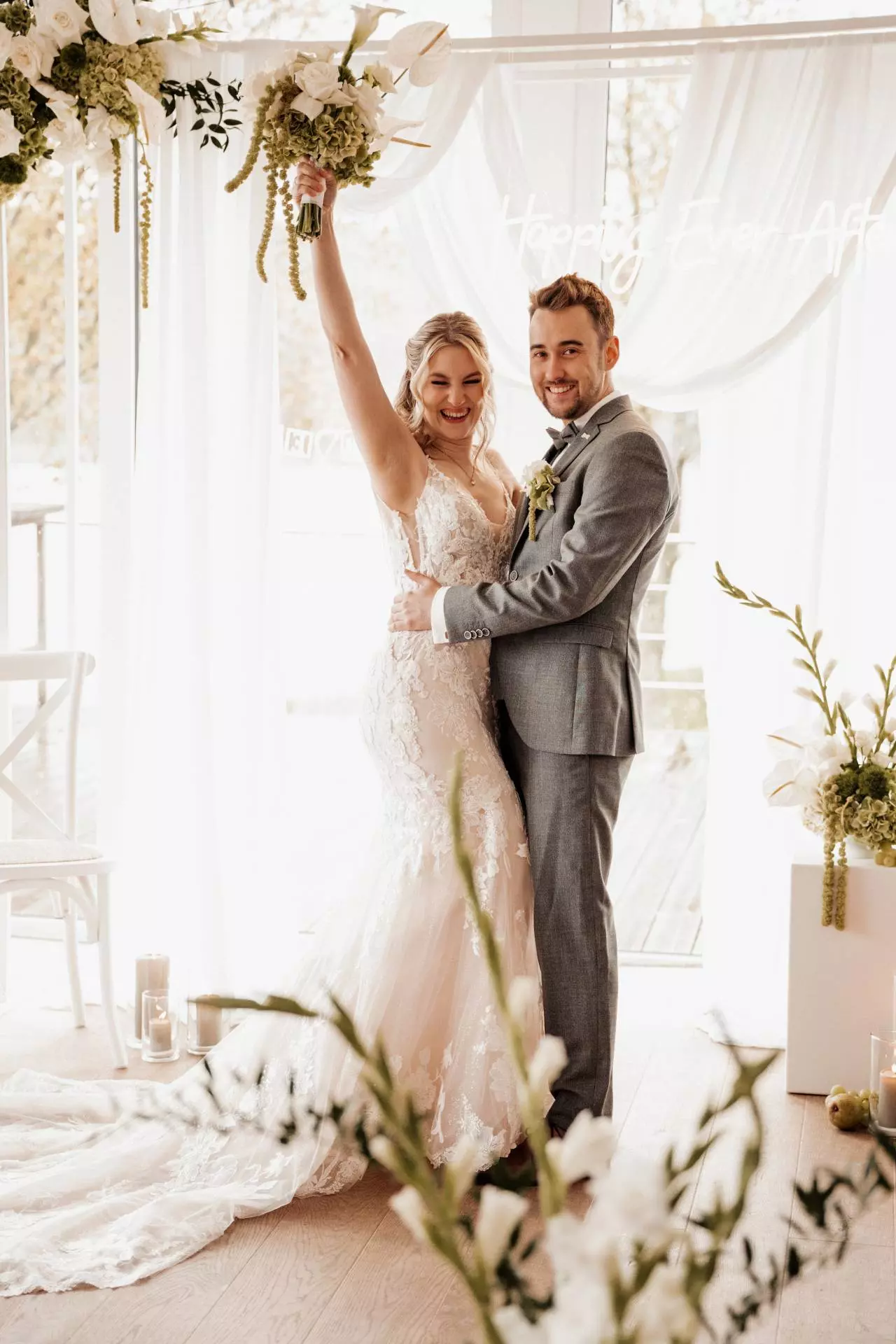 Brautpaar Hochzeit lächelnd Blumenstrauß, glücklich